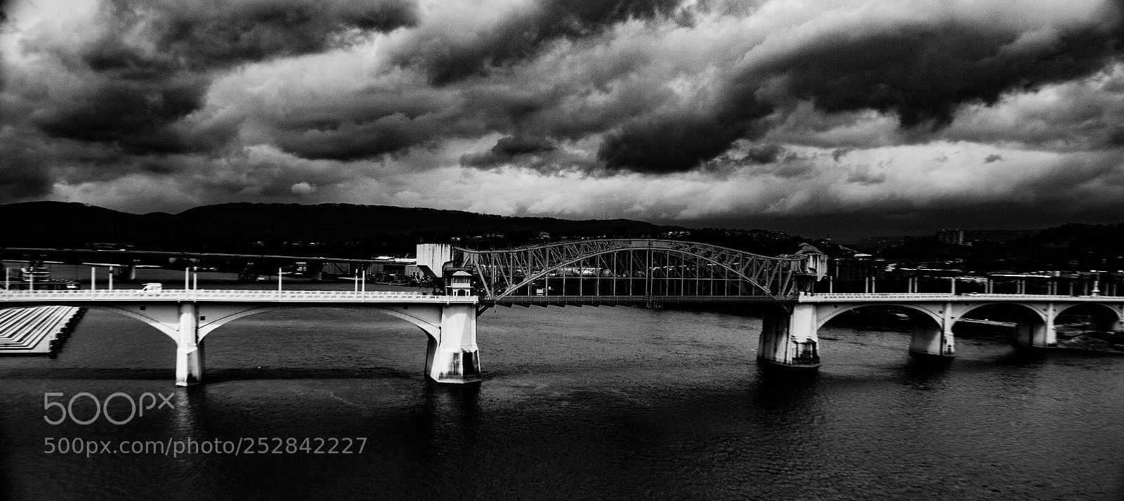 Canon EOS 1300D (EOS Rebel T6 / EOS Kiss X80) sample photo. Bridge b&w photography