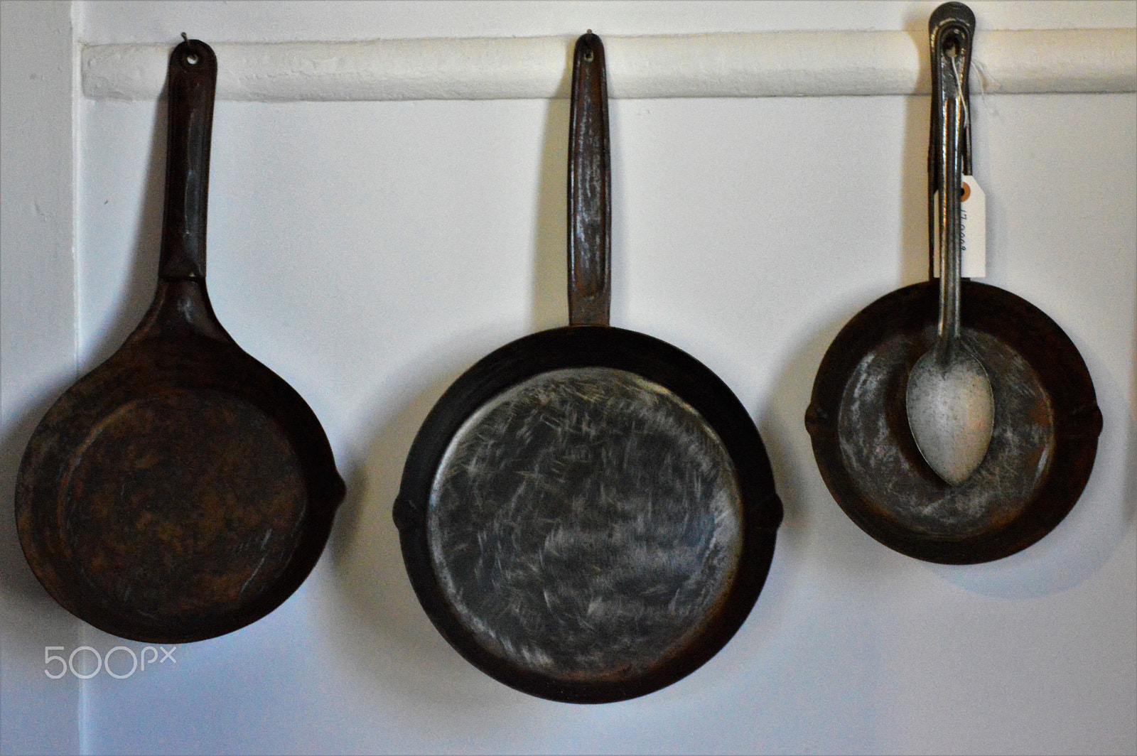Nikon AF-S DX Micro Nikkor 40mm F2.8 sample photo. Antique skillets photography