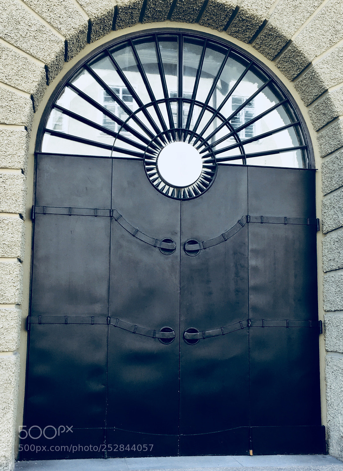 Apple iPhone SE sample photo. Old gate  photography