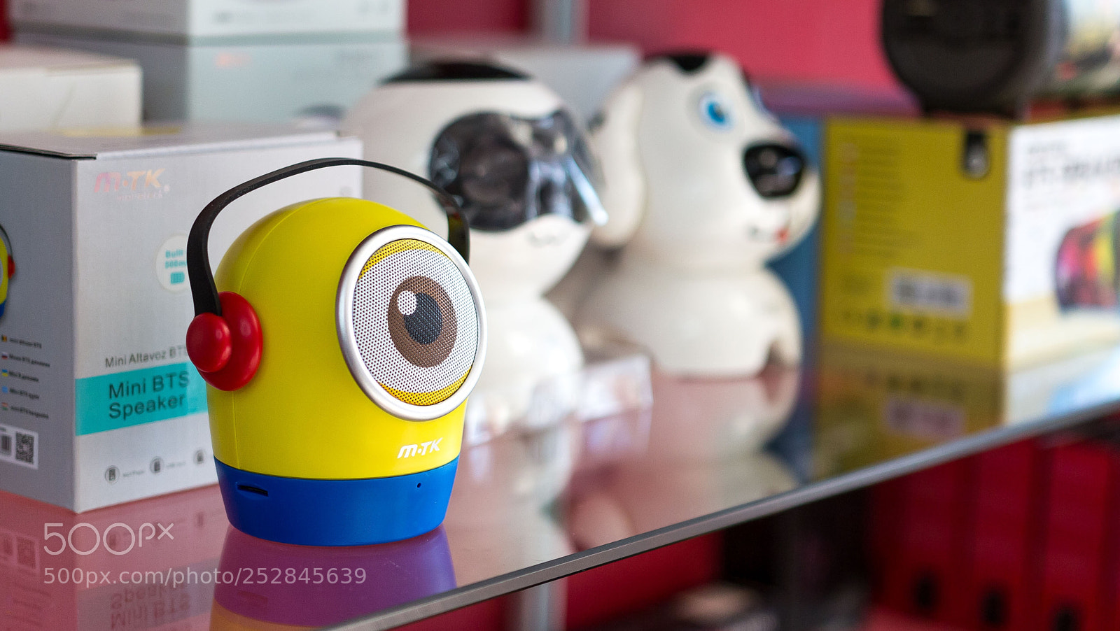 Canon EOS 60D sample photo. Minion speaker photography