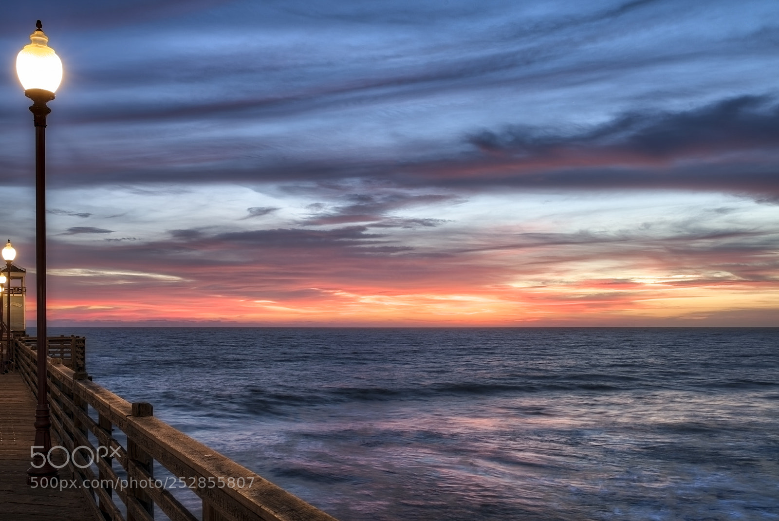 Canon EOS 5DS R sample photo. Oceanside pier lamp photography