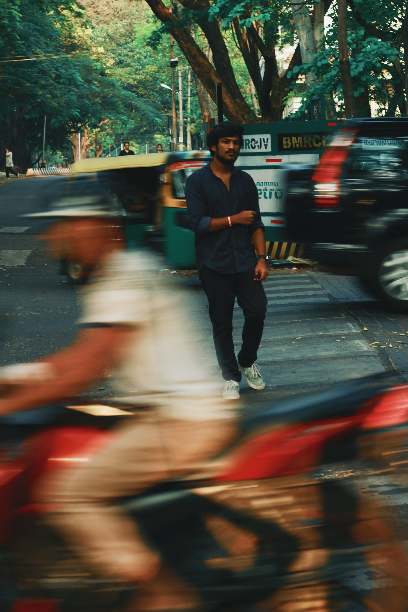 Canon EF 50mm f/1.8 sample photo. Amidst the traffic photography