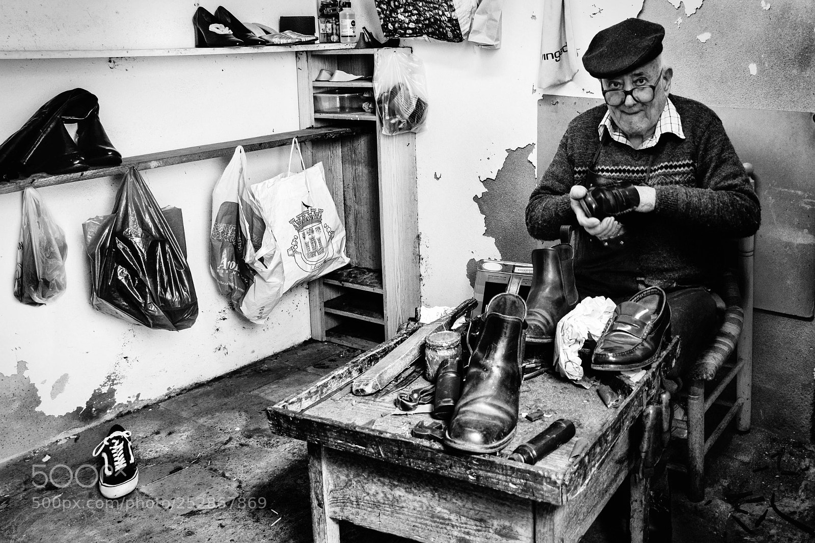 Nikon D5200 sample photo. Aveiro shoes photography
