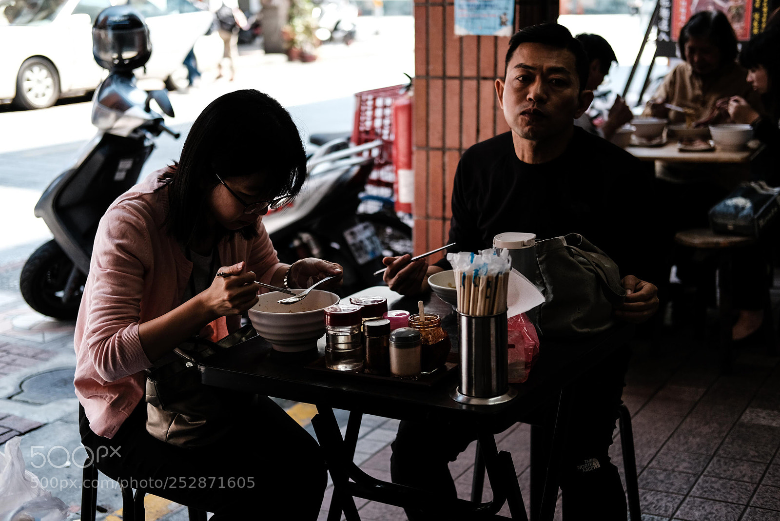 Fujifilm X-T20 sample photo. Eating on the sidewalk photography