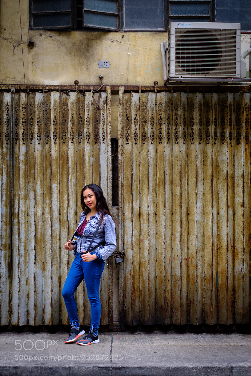 Fujifilm X-T20 sample photo. Girl in front of photography