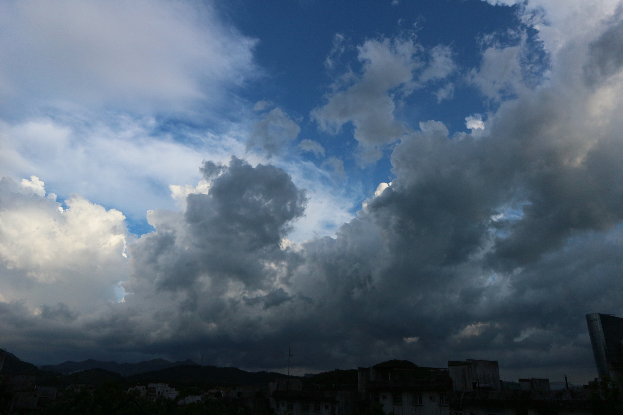 Canon EOS M10 sample photo. Cloudy sky before rainstorm photography
