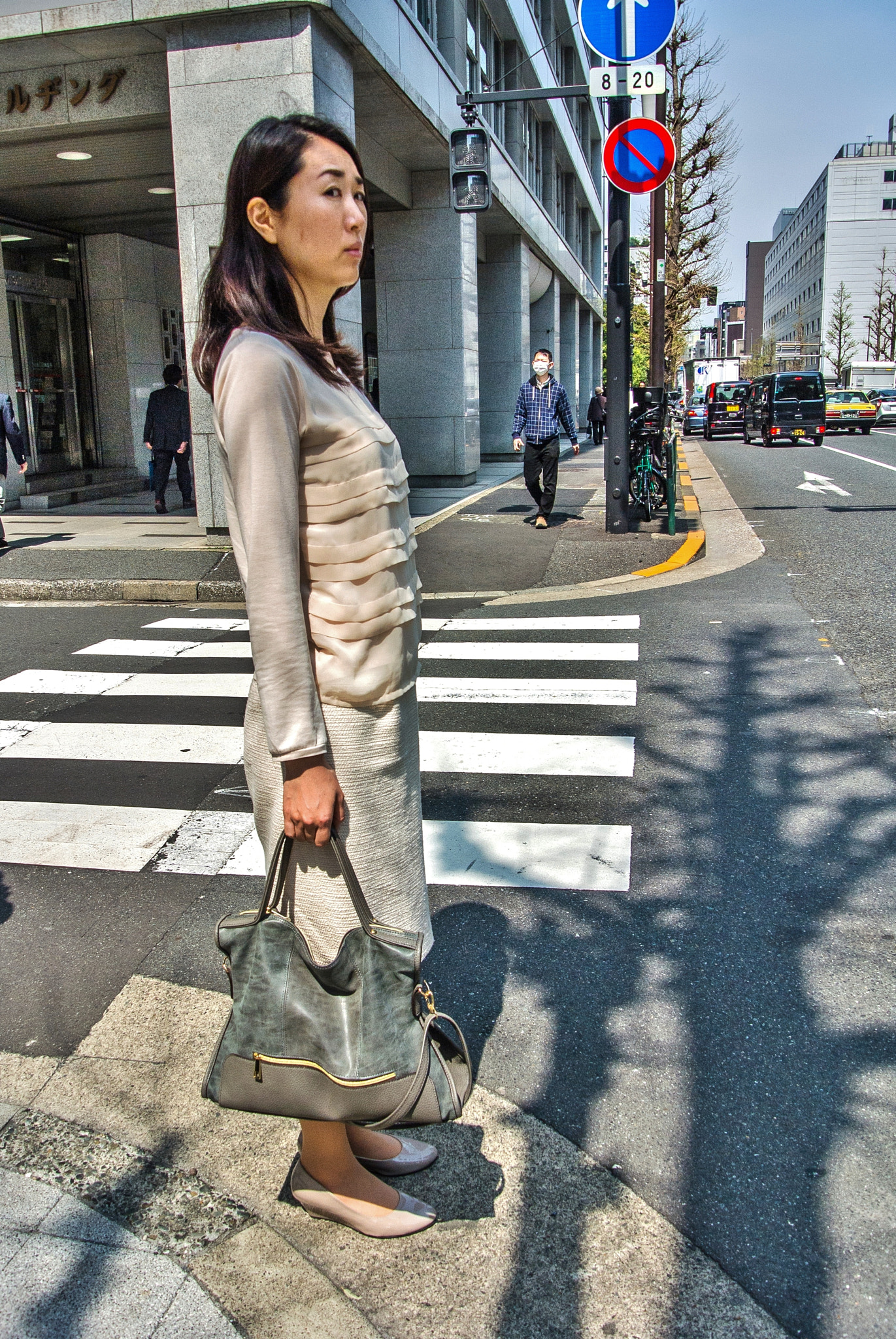 Nikon 1 V1 sample photo. A woman waiting for a signal photography