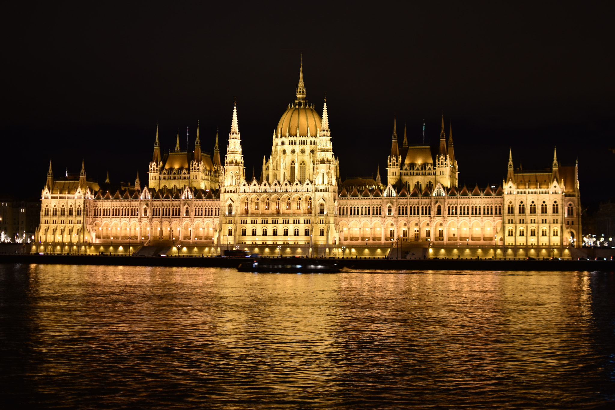 Nikon AF-S DX Nikkor 35mm F1.8G sample photo. Parliament photography