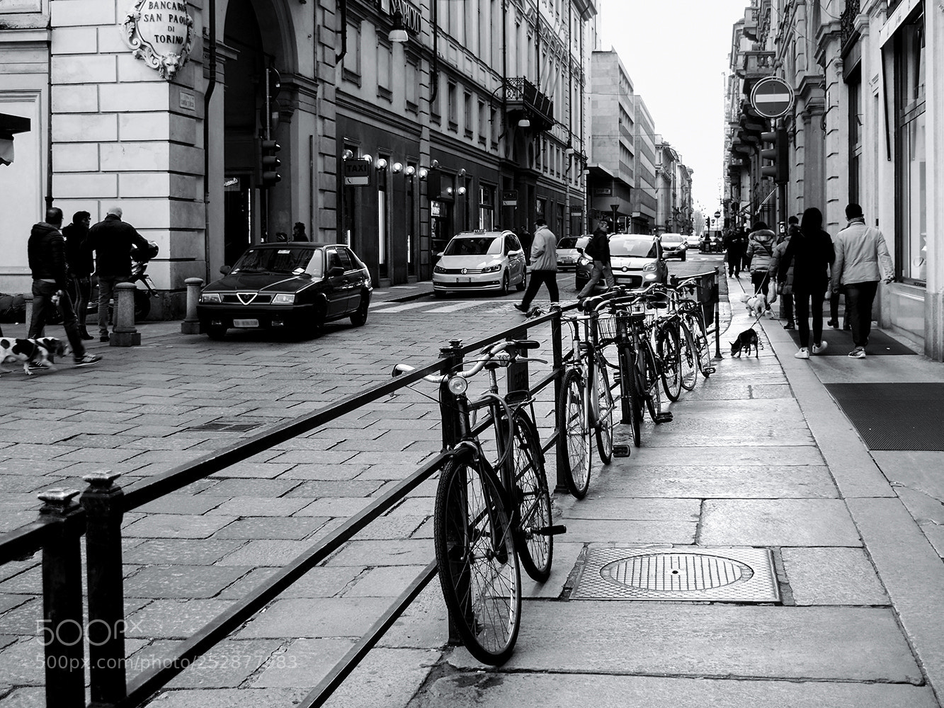 Olympus OM-D E-M10 II sample photo. Street scene photography