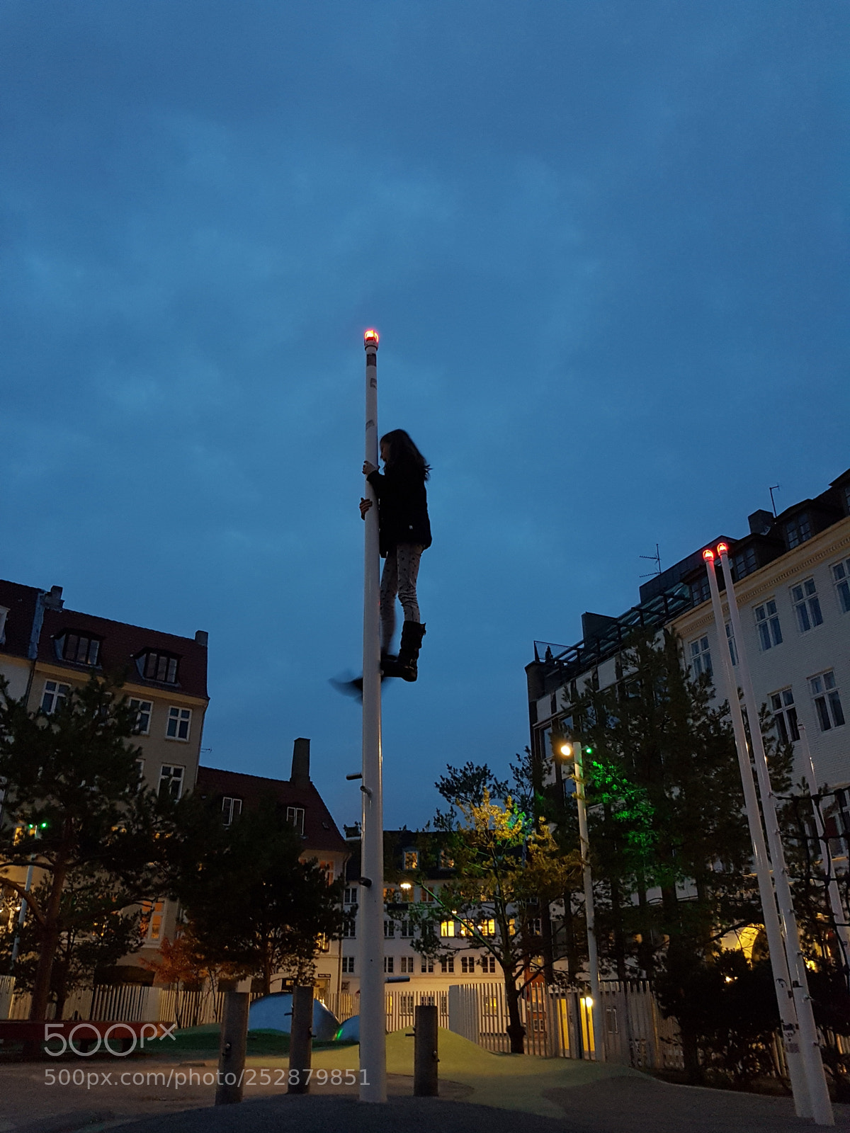 Samsung Galaxy S7 Edge sample photo. Girl climbing pole at photography
