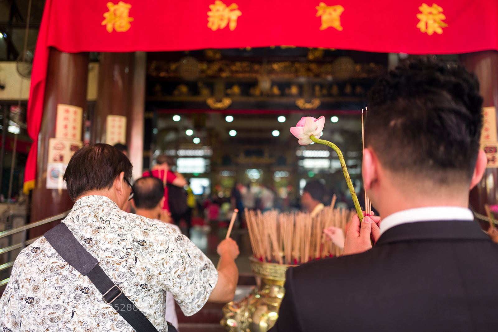 Leica Q (Typ 116) sample photo. Praying people in chinese photography