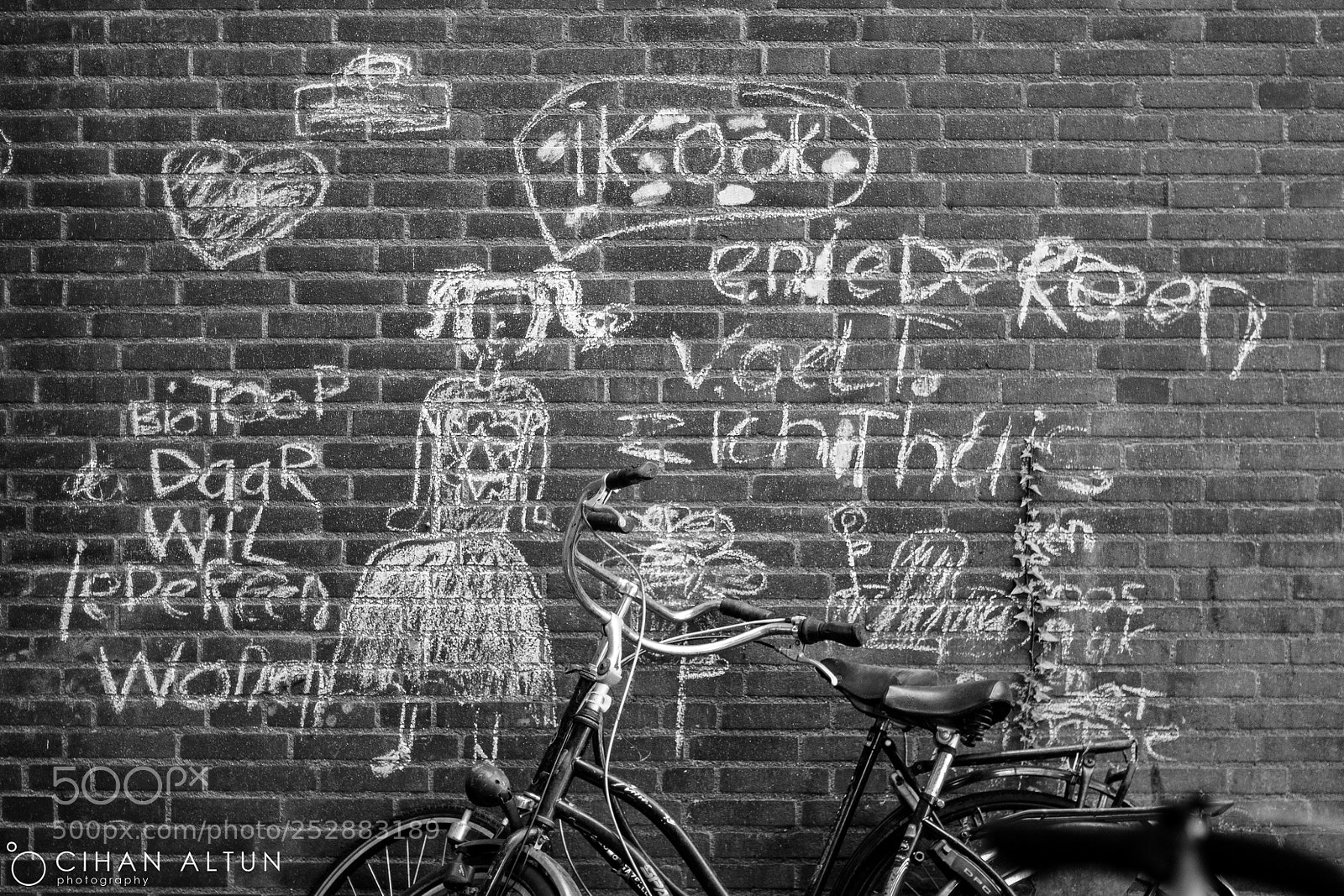 Canon EOS 450D (EOS Rebel XSi / EOS Kiss X2) sample photo. Happiness on a wall photography