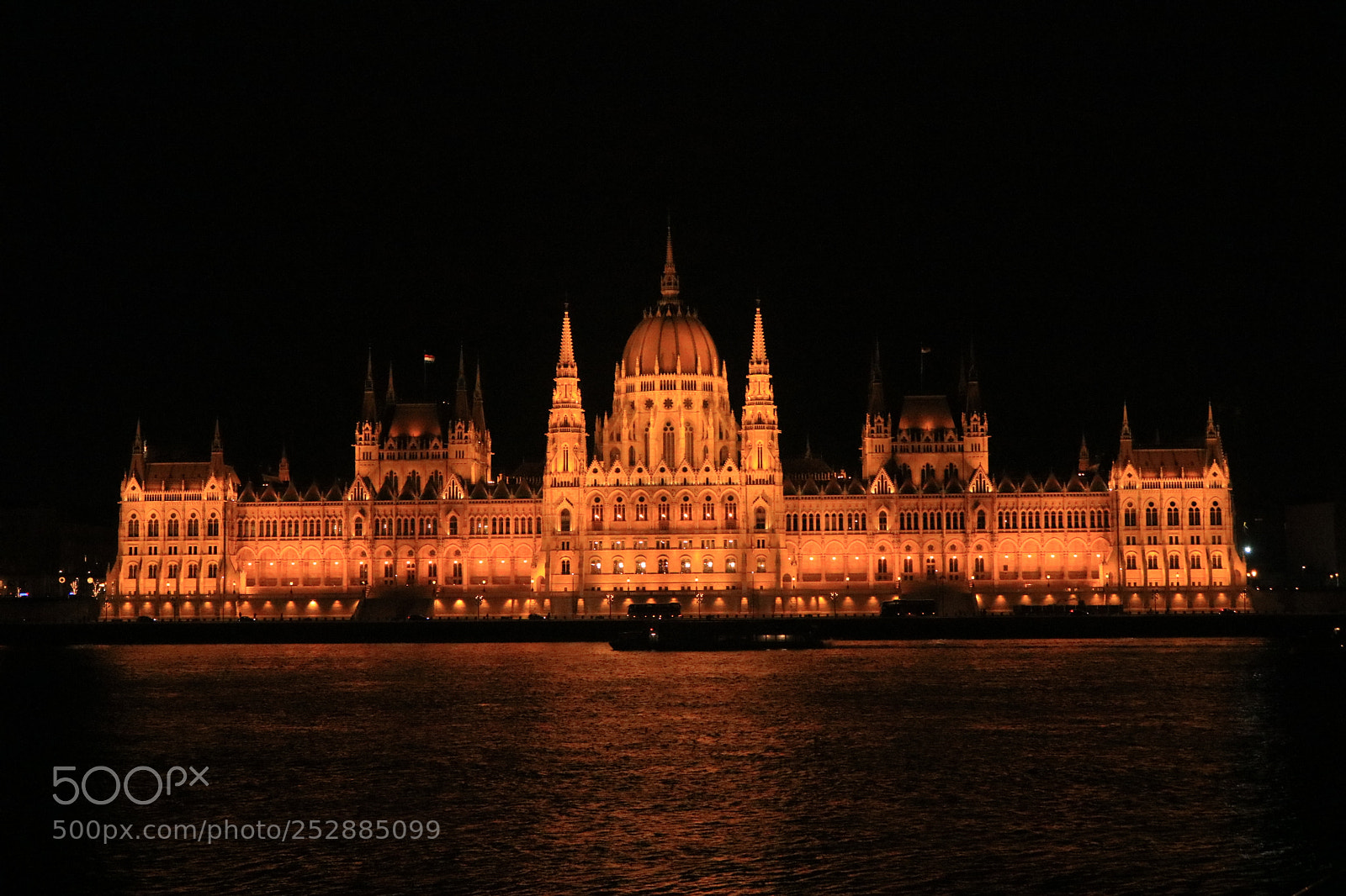 Canon EOS 750D (EOS Rebel T6i / EOS Kiss X8i) sample photo. Budapest at night photography