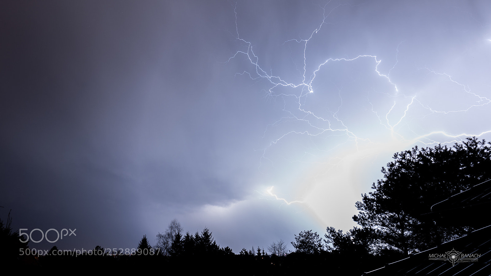 Canon EOS 5D Mark IV sample photo. Thunderstorm over poznań photography