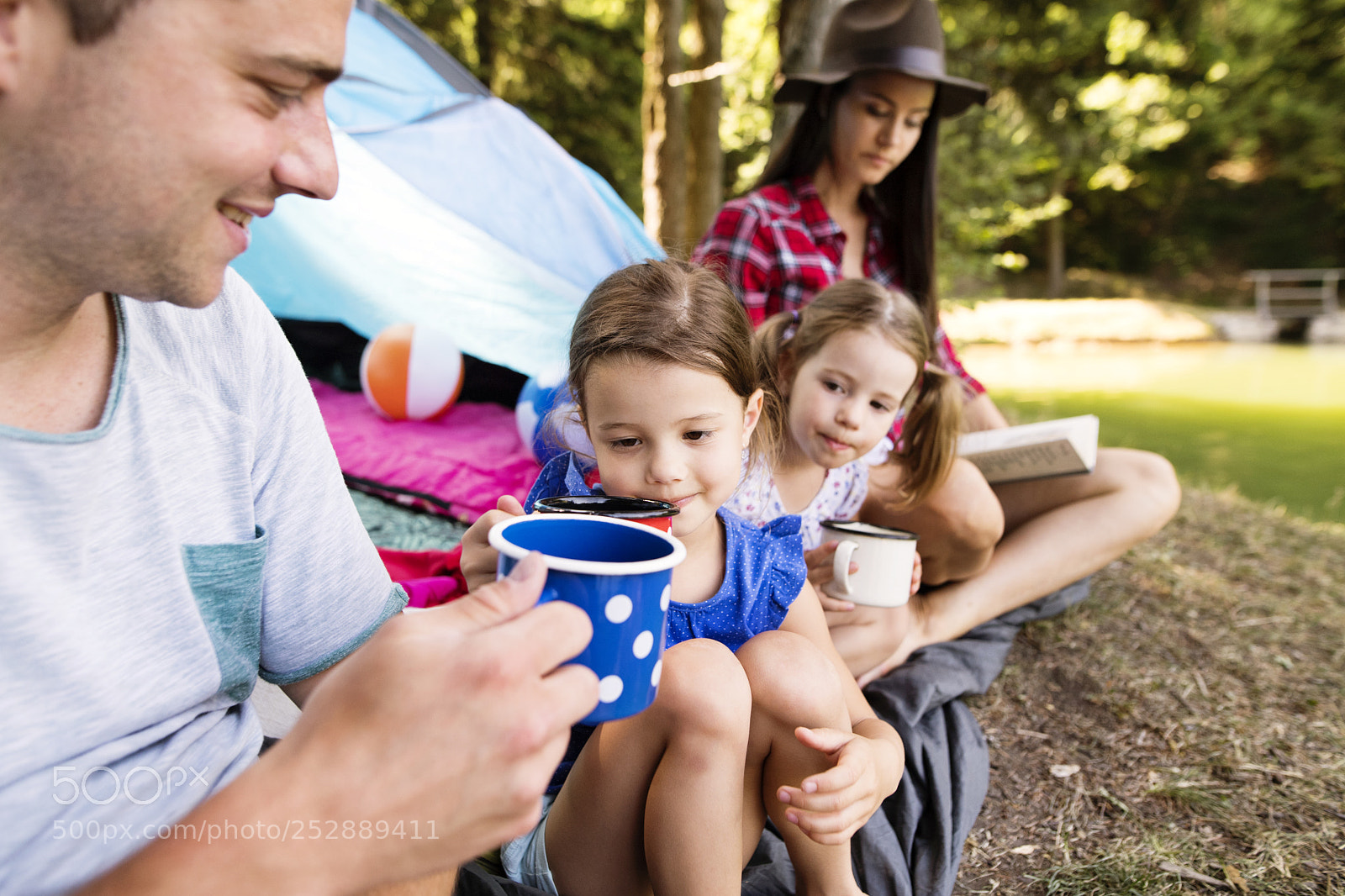 Nikon D5 sample photo. Beautiful young family with photography