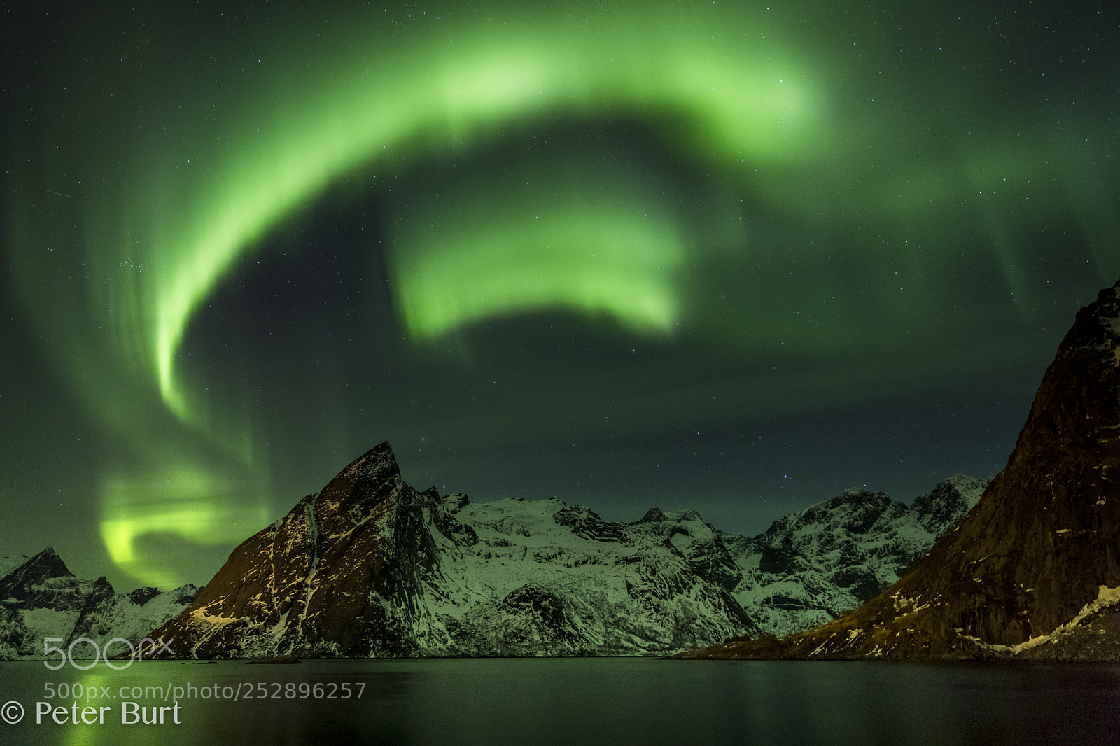 Canon EOS 5D Mark IV sample photo. Intense aurora in hamnoy photography