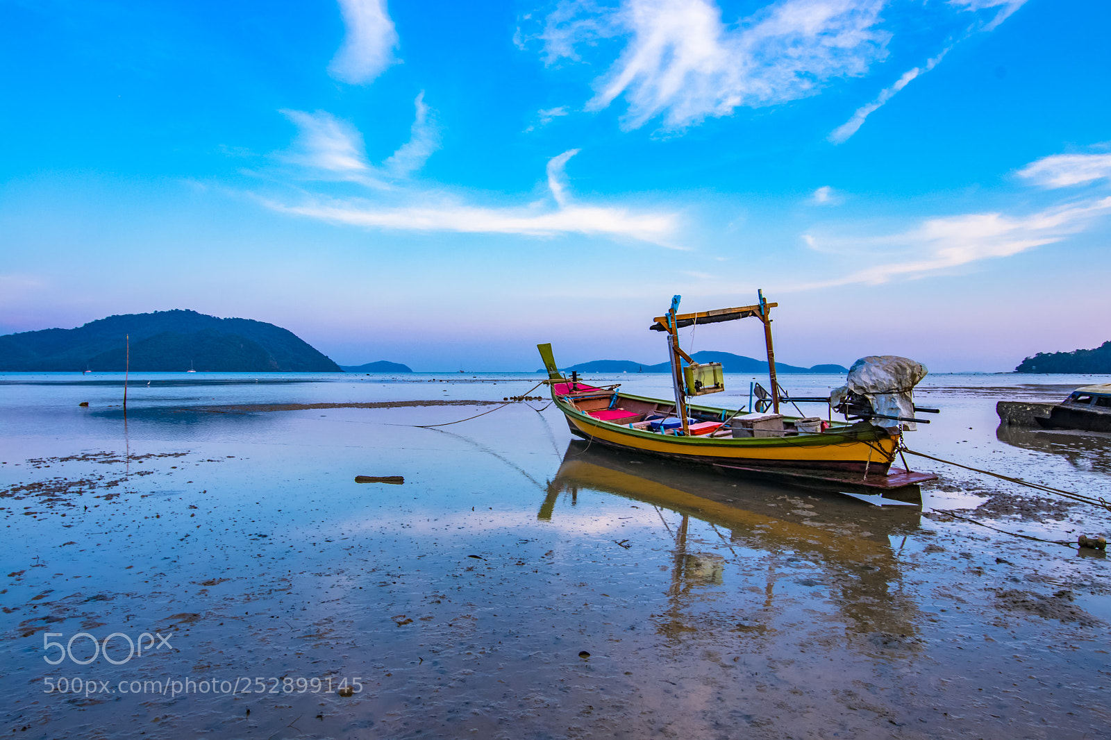 Canon EOS 80D sample photo. Long tail boat parking photography