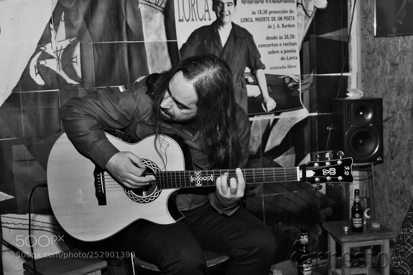 Canon EOS 1200D (EOS Rebel T5 / EOS Kiss X70 / EOS Hi) sample photo. Guitarrista tocando photography
