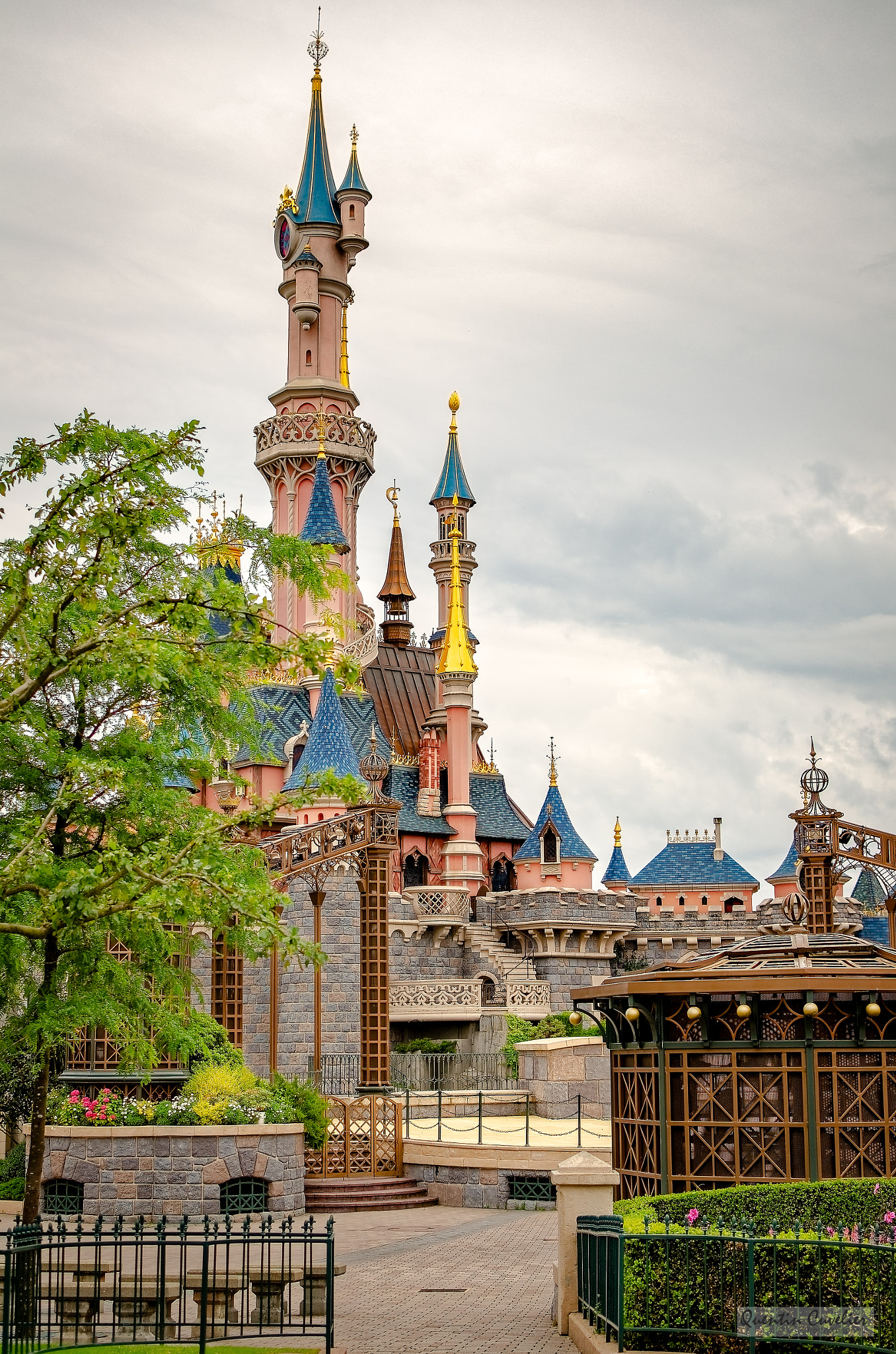 Nikon D7000 + Nikon AF-S DX Nikkor 35mm F1.8G sample photo. Disneyland - cloudy day - 2016 - 01 photography