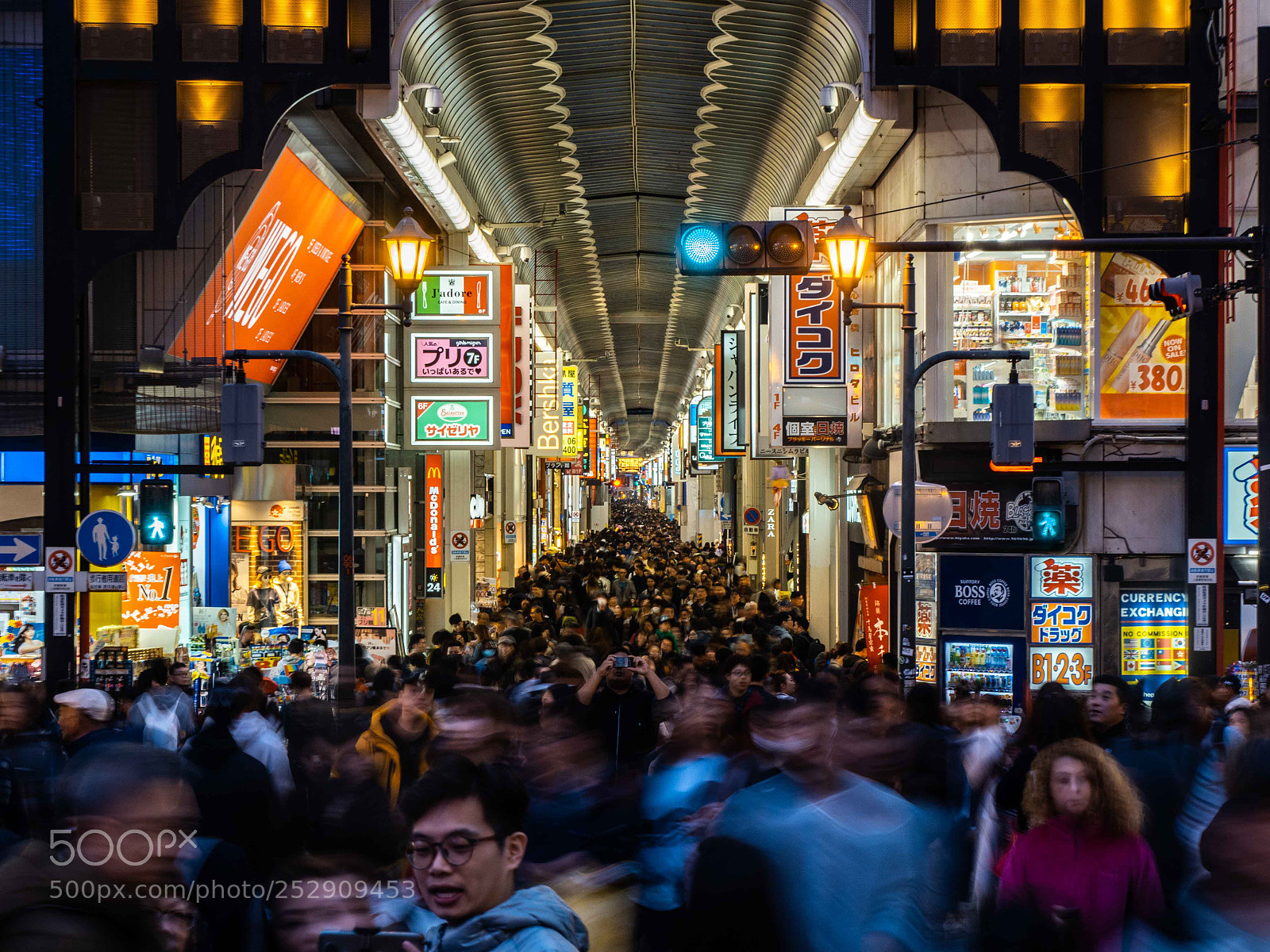 Olympus OM-D E-M1 Mark II sample photo. A cloud of crowds photography