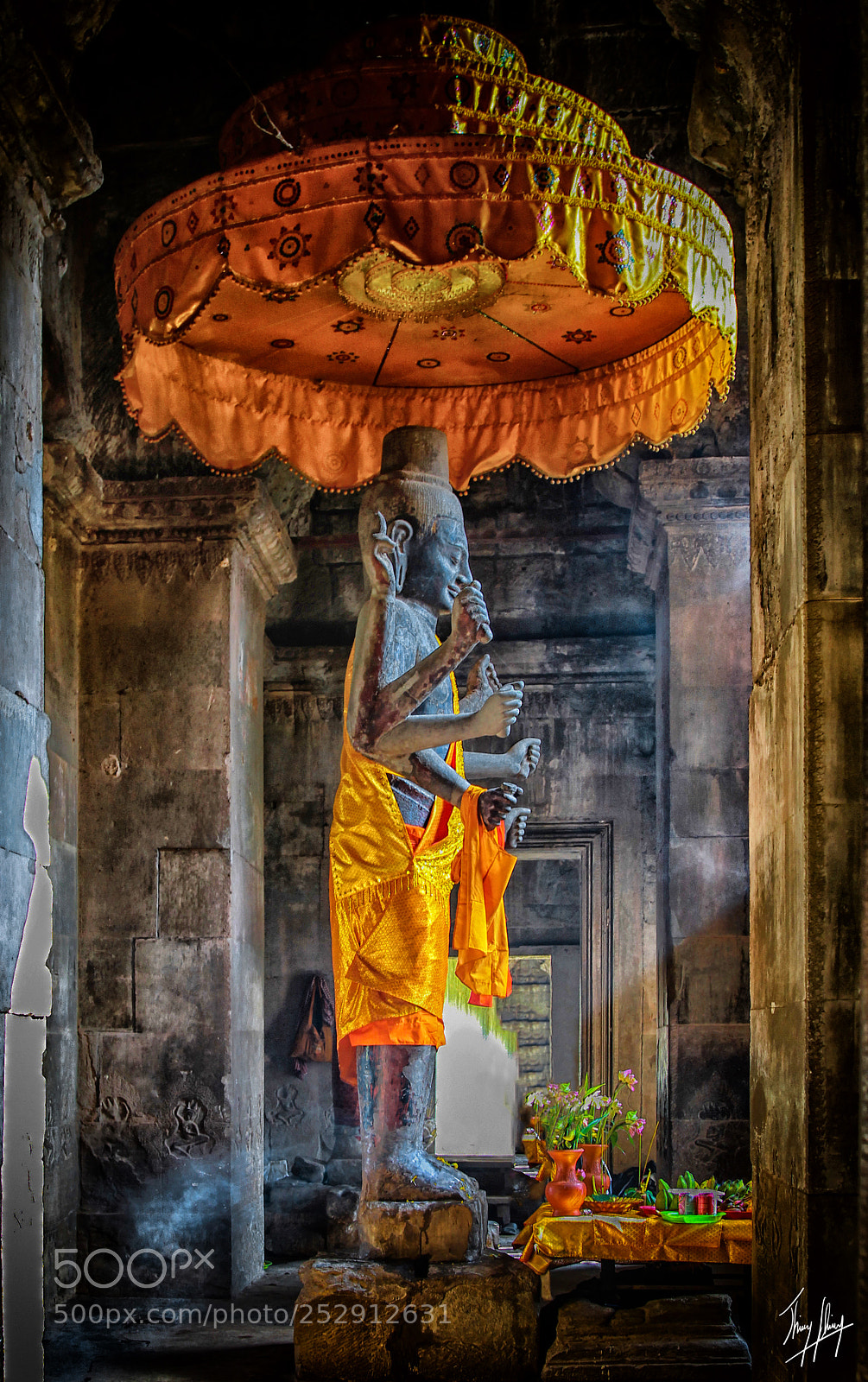 Canon EOS-1D Mark IV sample photo. Angkor statue photography