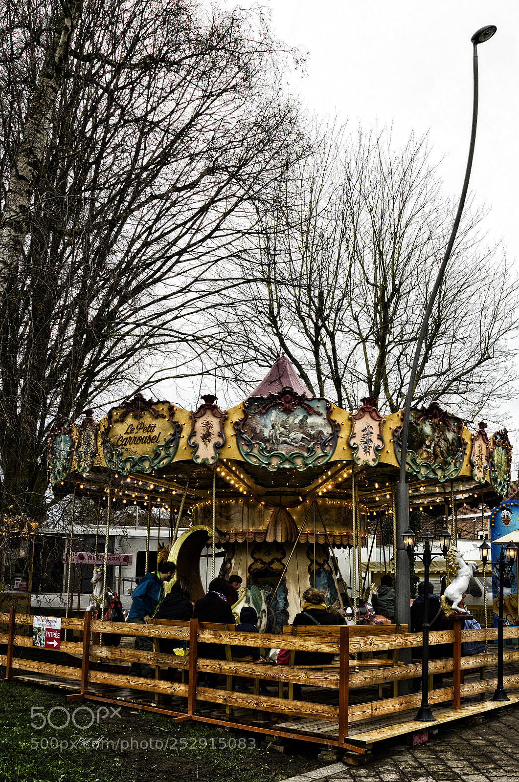Canon EOS 1200D (EOS Rebel T5 / EOS Kiss X70 / EOS Hi) sample photo. Le petit carrousel. photography