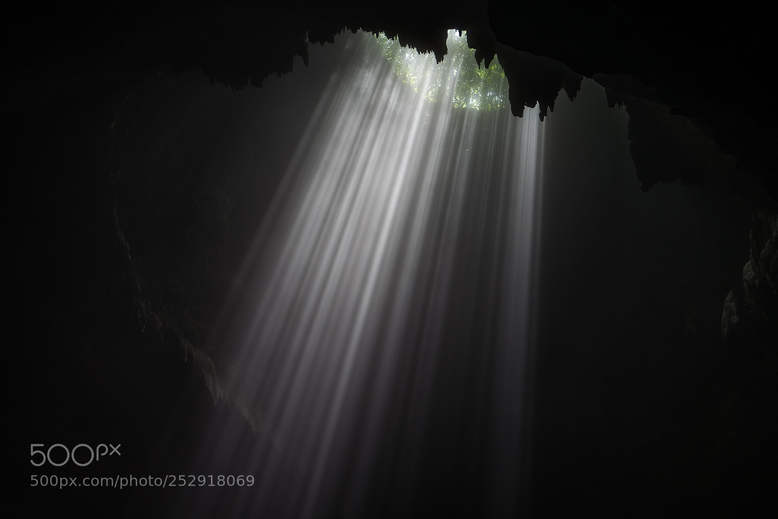 Leica Q (Typ 116) sample photo. Illuminated cave at goa photography