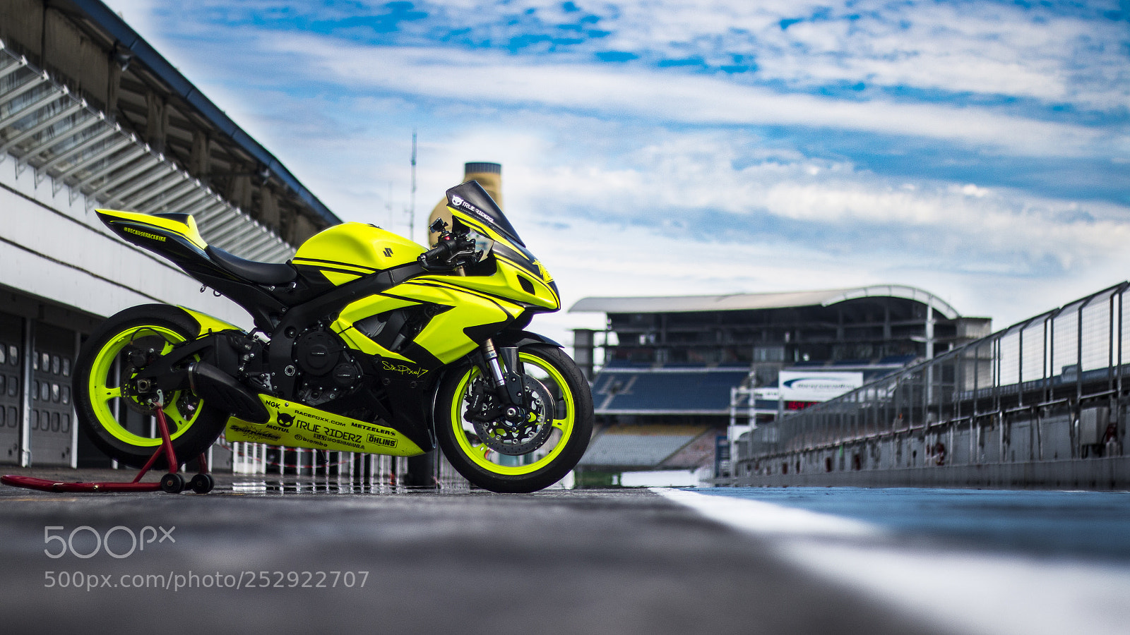 Canon EOS 70D sample photo. Waiting to race photography
