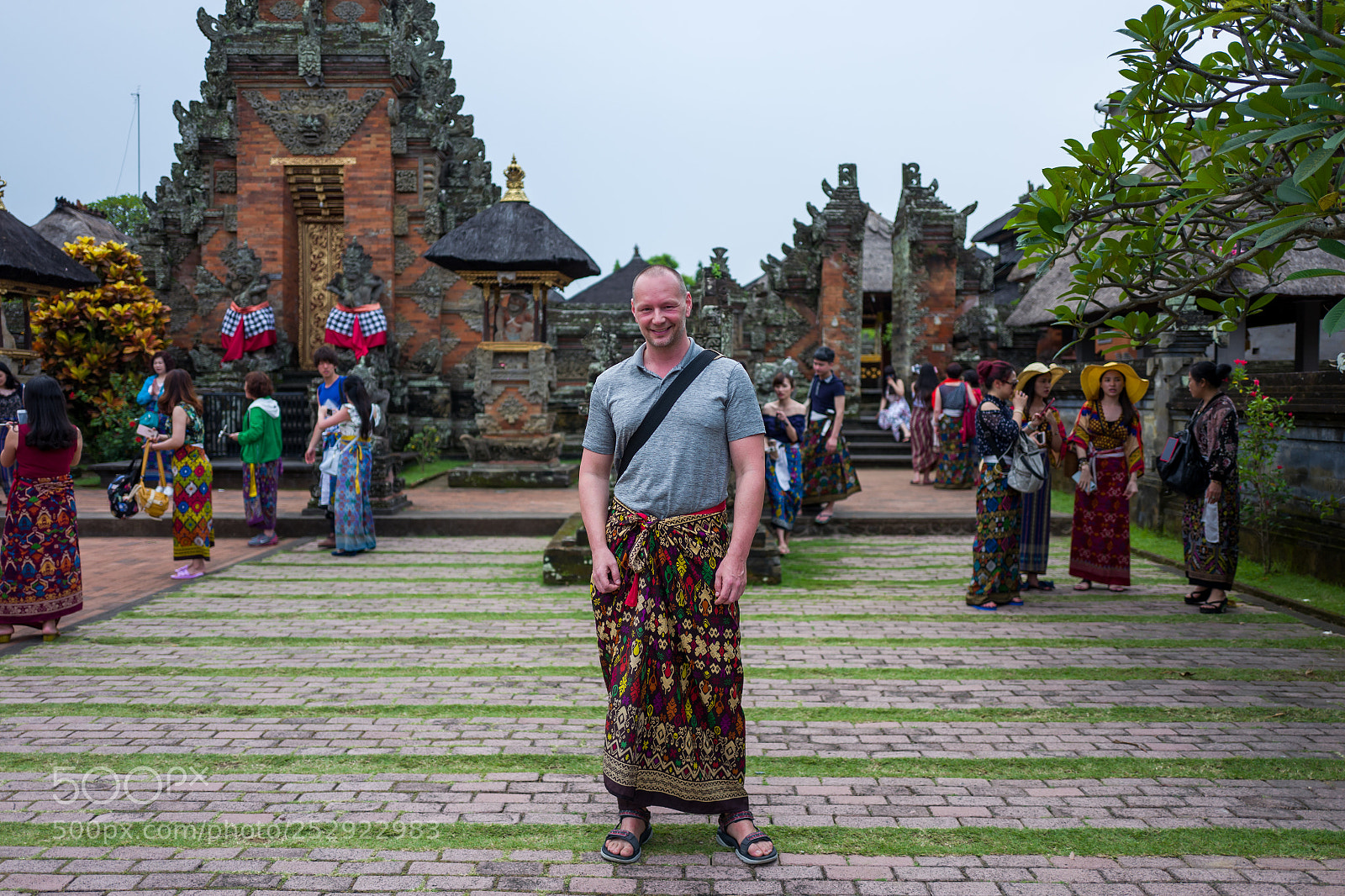 Leica Q (Typ 116) sample photo. Caucasian man at batuan photography