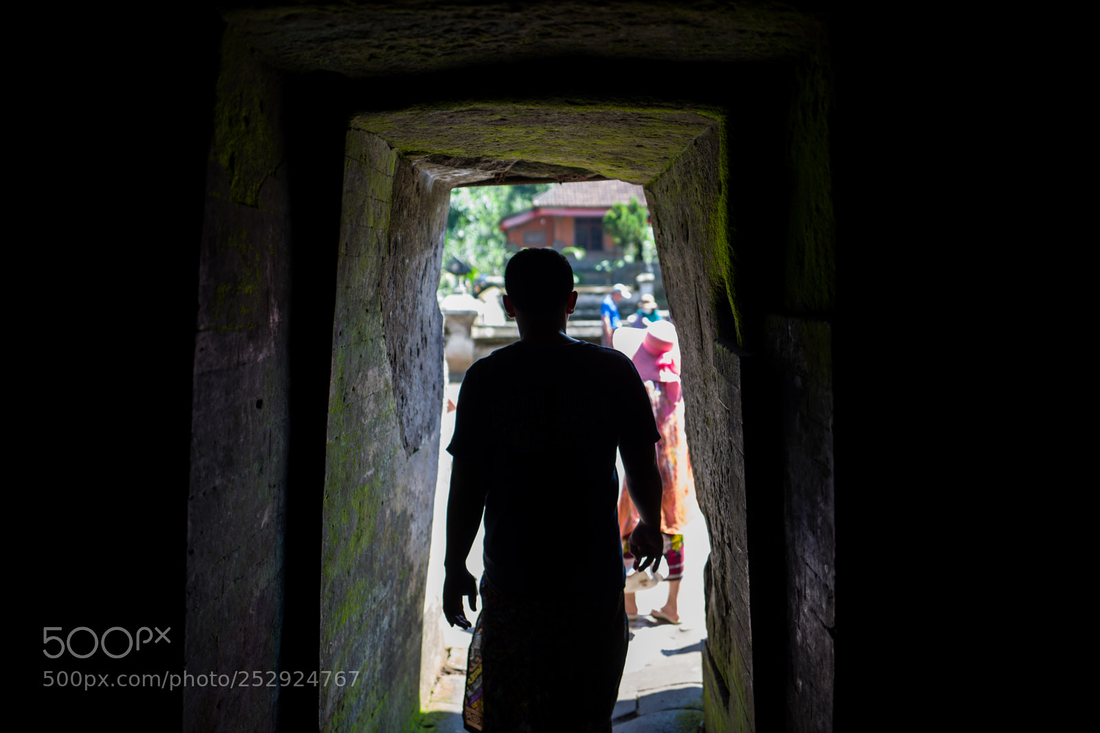 Leica Q (Typ 116) sample photo. Silhouette of man at photography