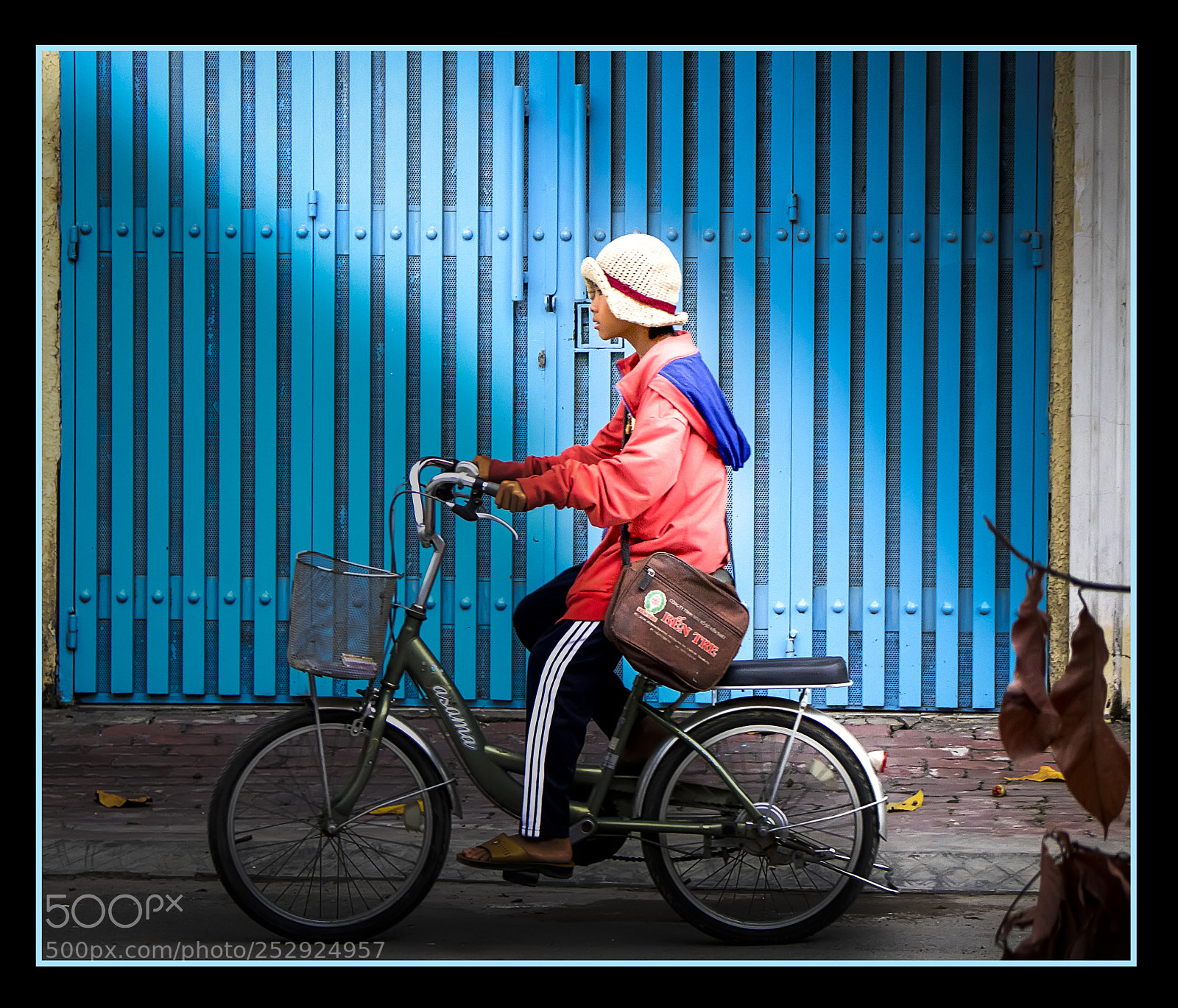 Canon EOS 750D (EOS Rebel T6i / EOS Kiss X8i) sample photo. Street... photography