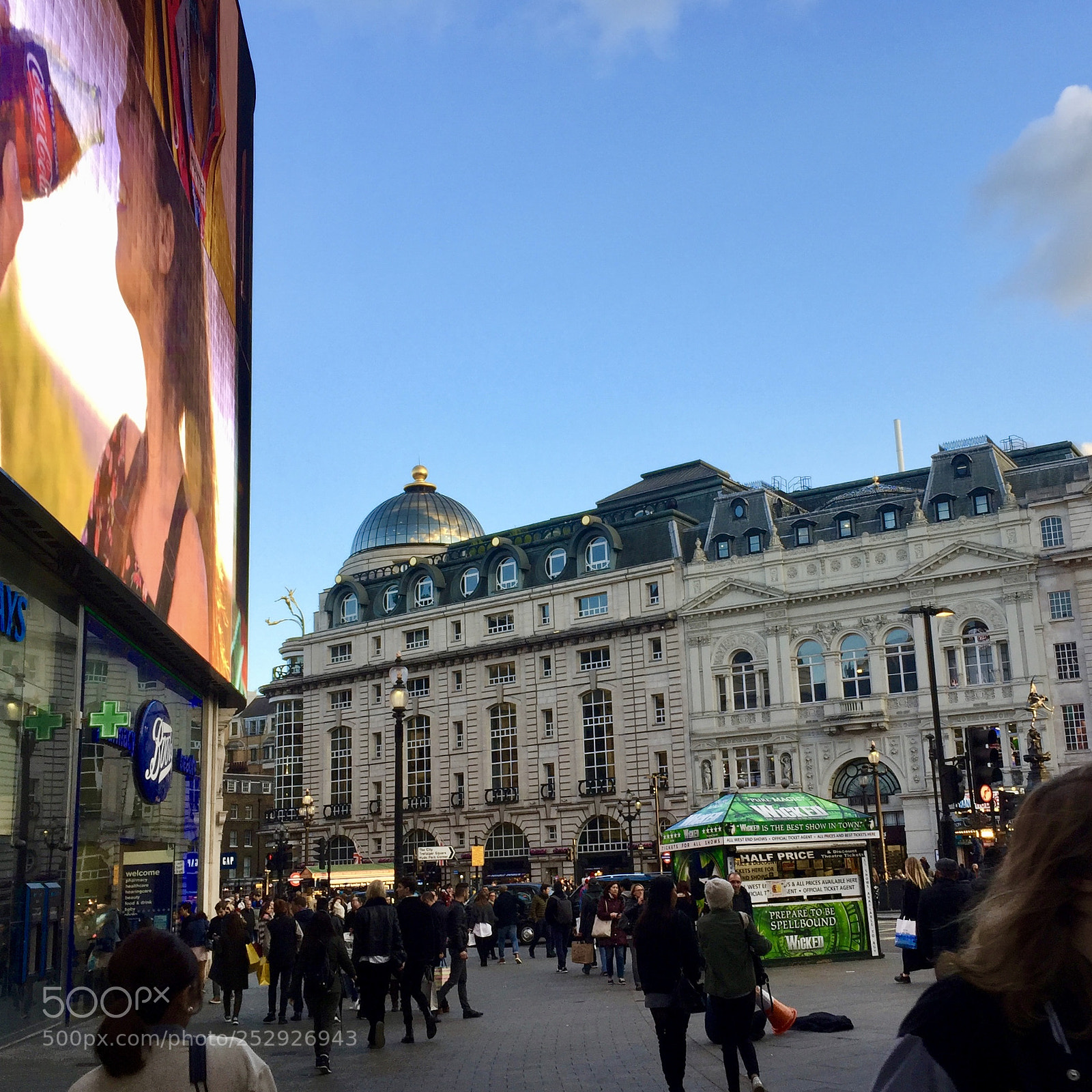 Apple iPhone 6 sample photo. Picadilly circus photography