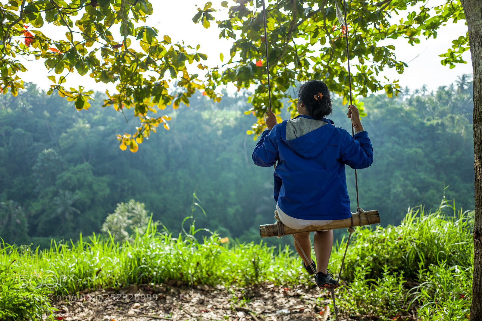 Leica Q (Typ 116) sample photo. Back of girl on photography