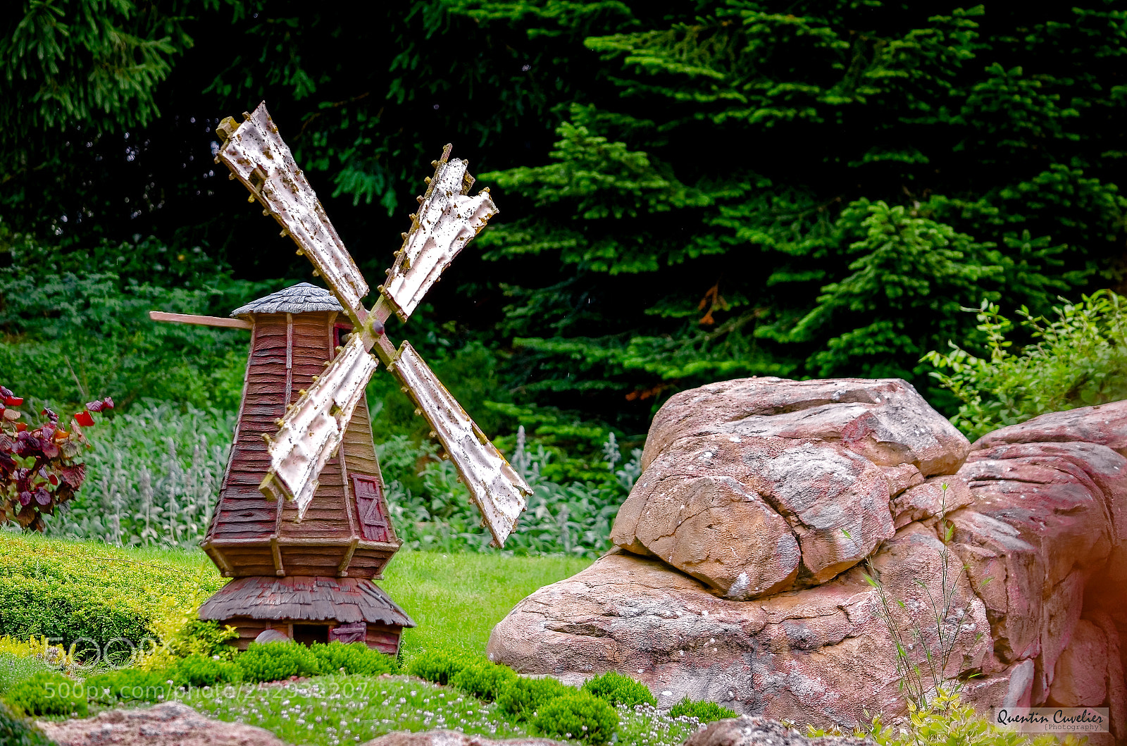 Nikon D7000 sample photo. Disneyland - cloudy day photography