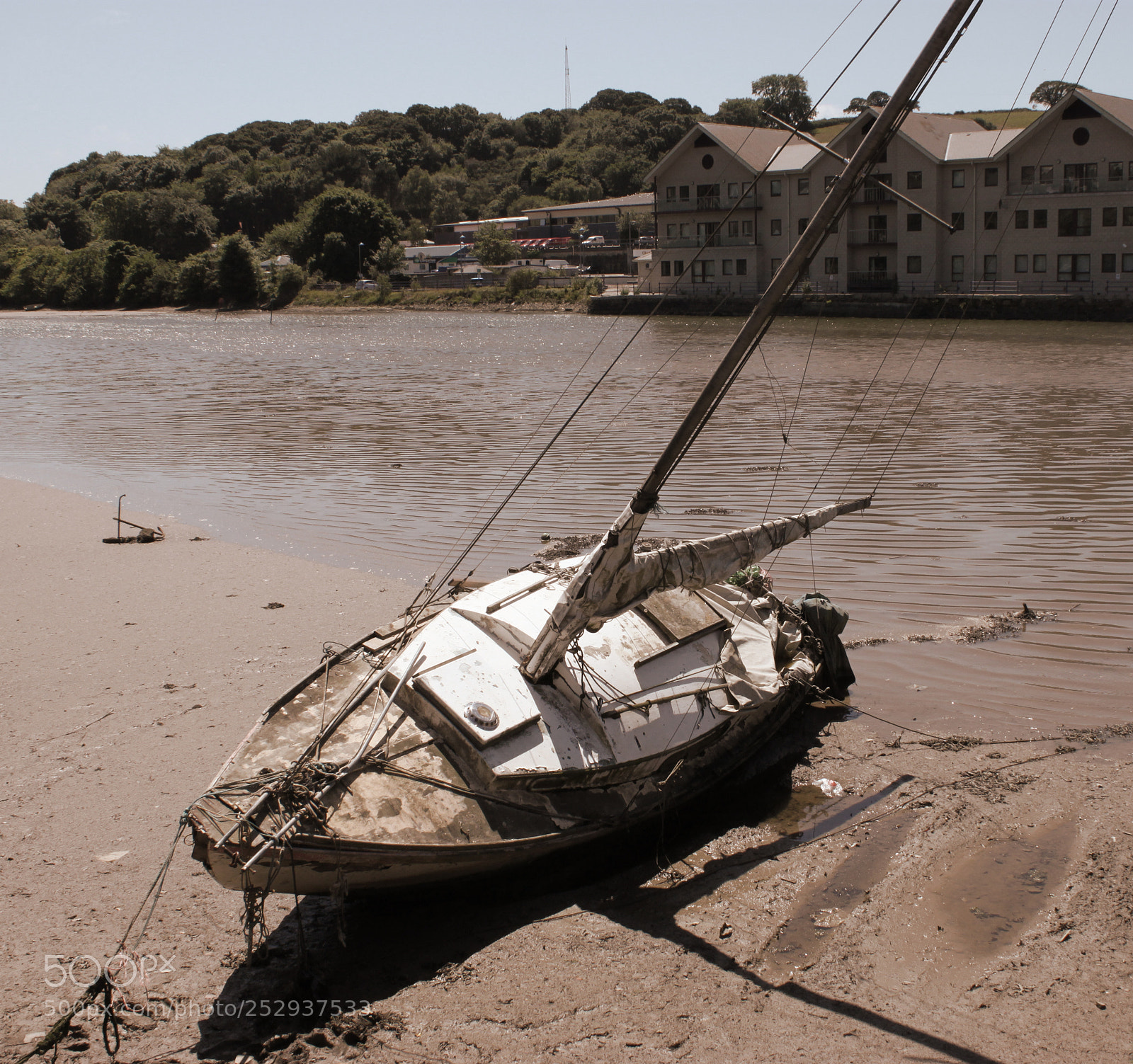 Canon EOS 500D (EOS Rebel T1i / EOS Kiss X3) sample photo. Lonely boat photography