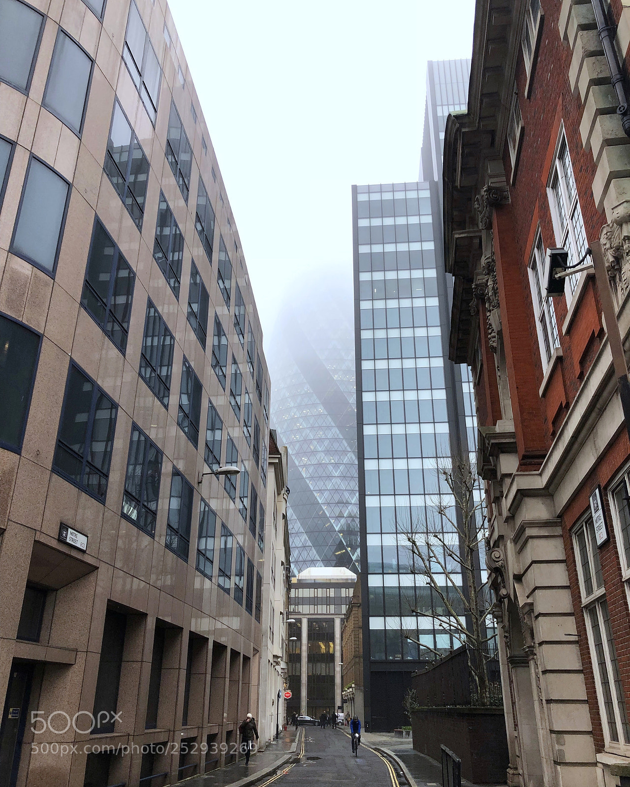 Apple iPhone 8 sample photo. Foggy london photography