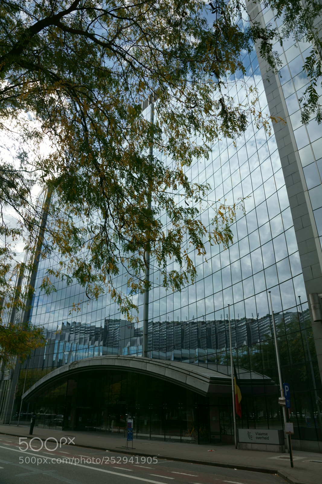 Sony DT 16-50mm F2.8 SSM sample photo. Glazed facade, brussels photography