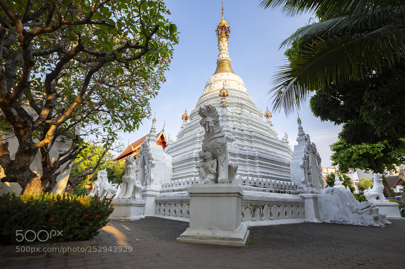Canon EOS 5D Mark IV sample photo. White pagoda at mahawan photography