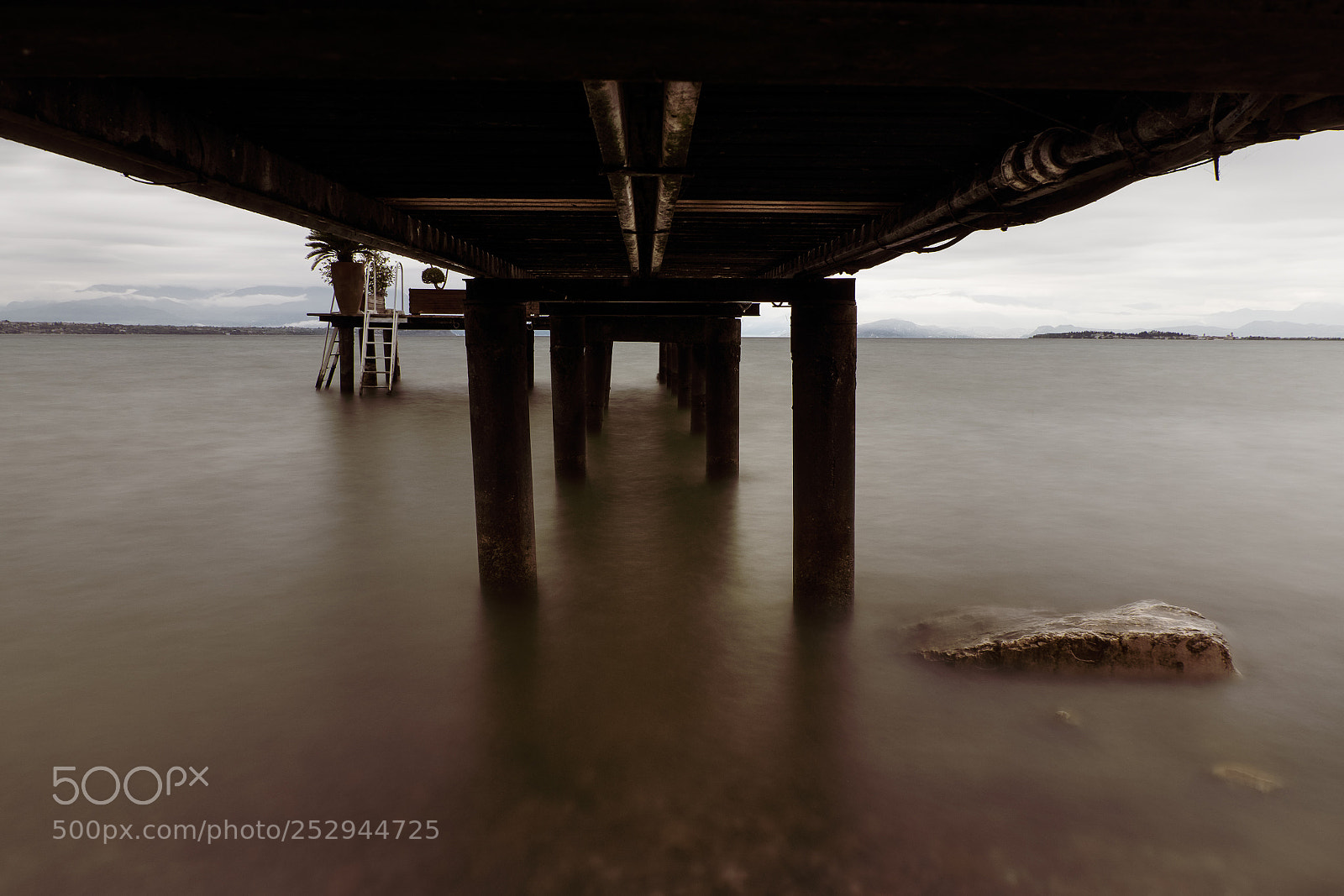 Fujifilm X-T10 sample photo. ..sotto il pontile ... photography