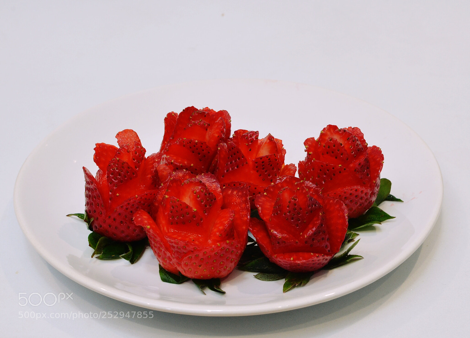Nikon D5100 + Nikon AF-S DX Nikkor 35mm F1.8G sample photo. Dish of roses photography