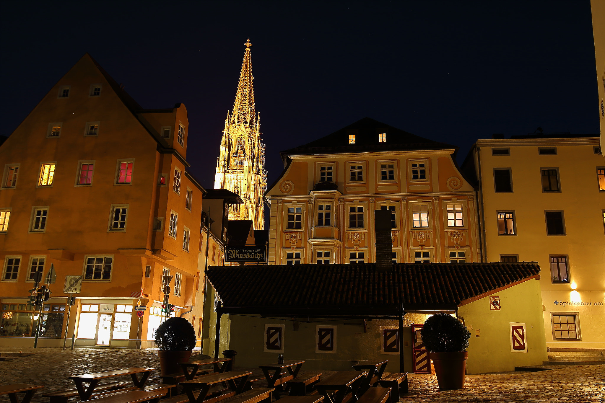 Canon EF 16-35mm F4L IS USM sample photo. An der wurstkuchl in regensburg photography