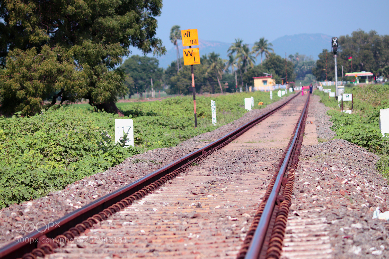 Canon EOS 200D (EOS Rebel SL2 / EOS Kiss X9) sample photo. Railroad track on blurred photography