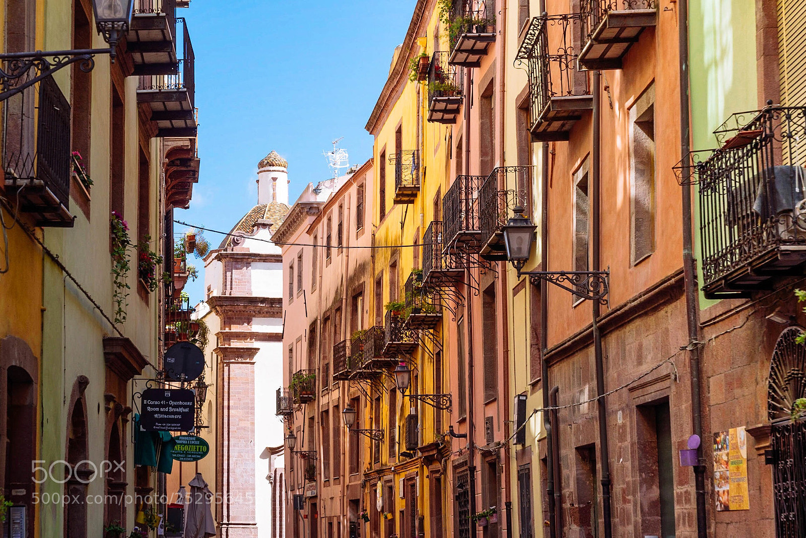 Sony a7R III sample photo. Colourful streets of medieval photography
