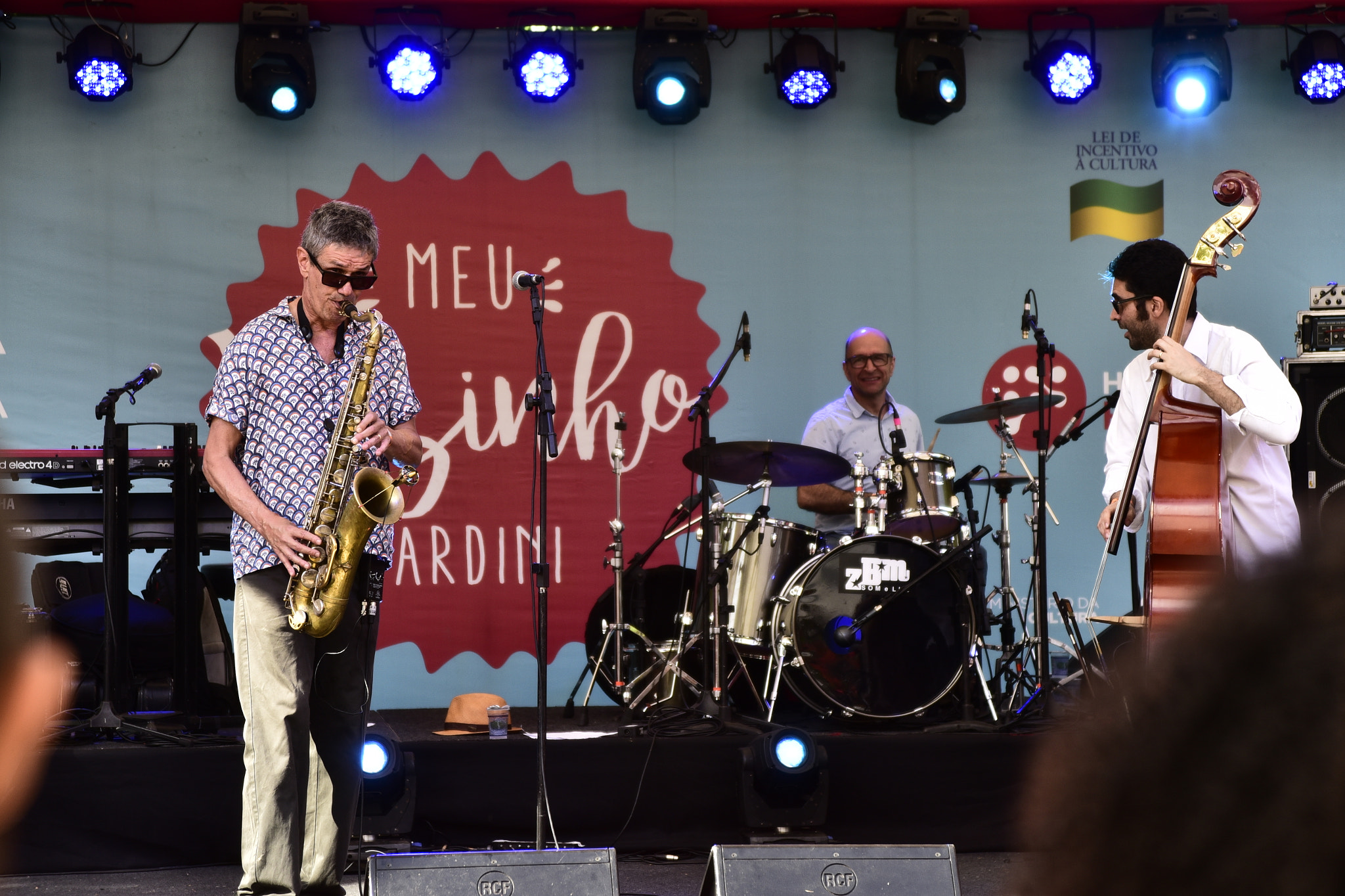 Nikon AF Nikkor 24-85mm F2.8-4D IF sample photo. Instrumental e saxofone na praça photography