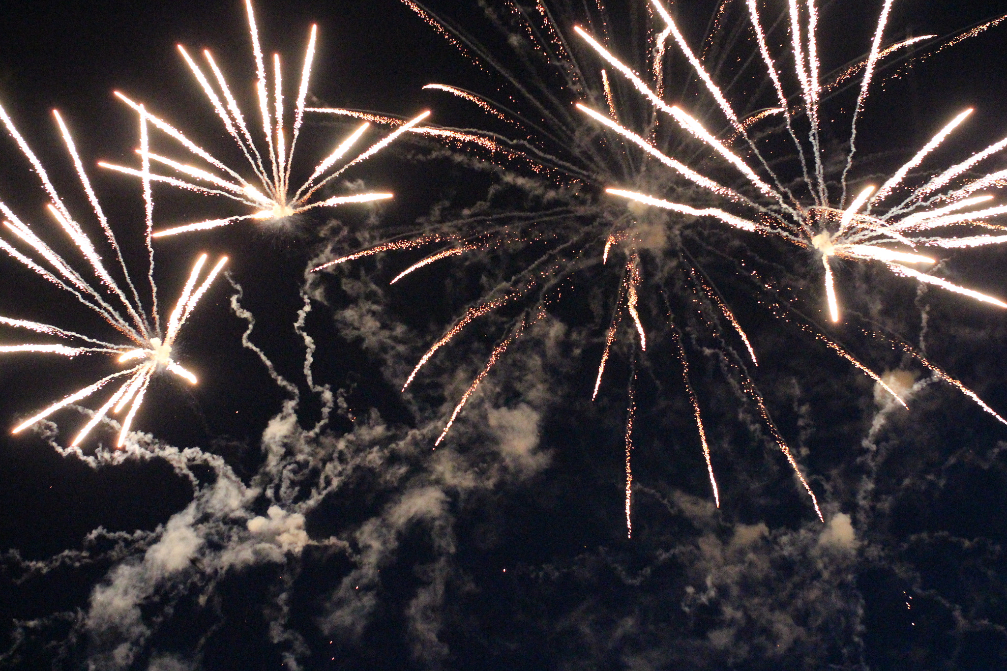 Canon EOS 700D (EOS Rebel T5i / EOS Kiss X7i) + Sigma 35mm F1.4 DG HSM Art sample photo. Fireworks photography