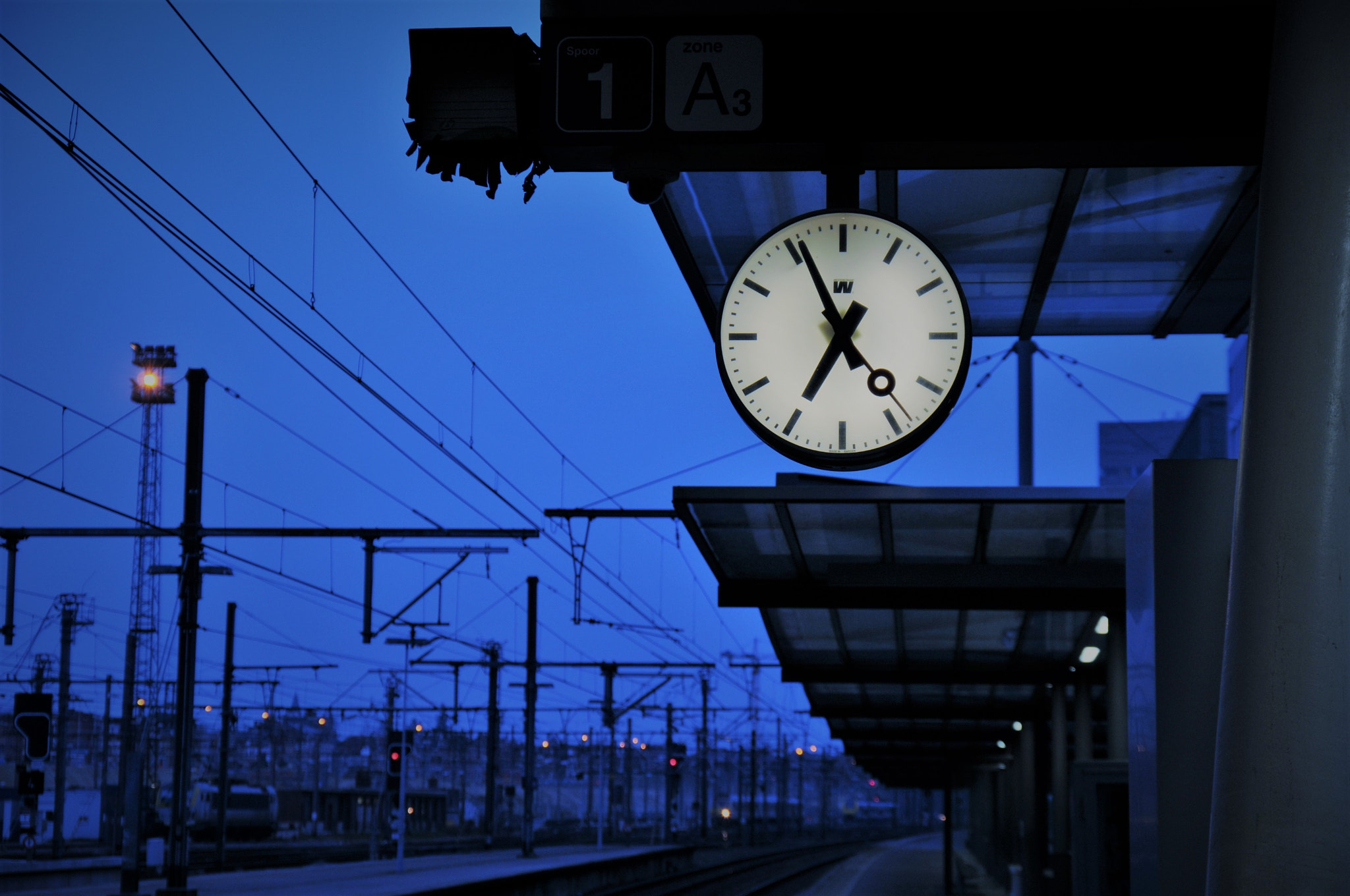 Nikon D300 sample photo. Station clock photography