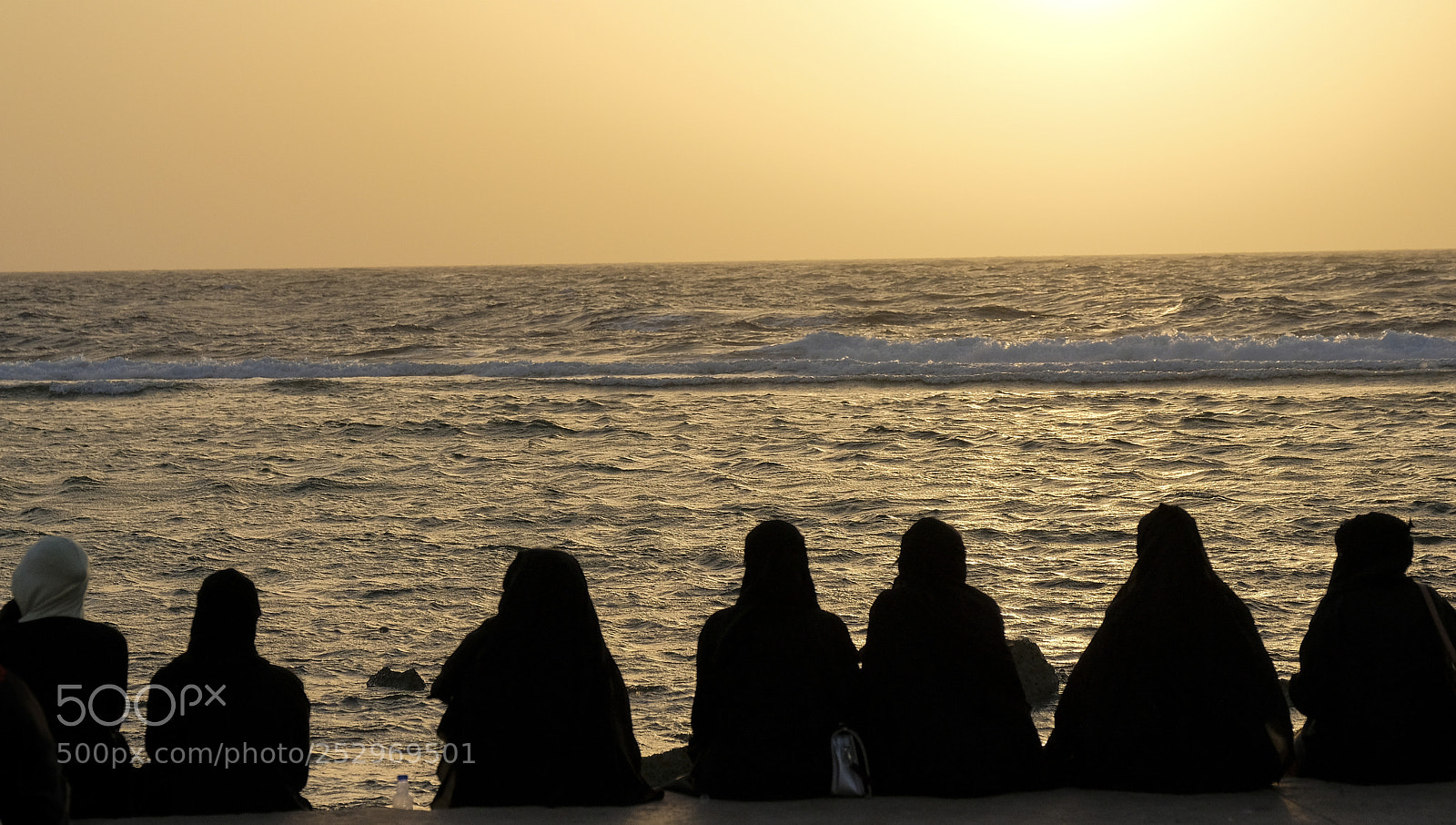 Fujifilm X-T2 sample photo. Women in abayas enjoying photography