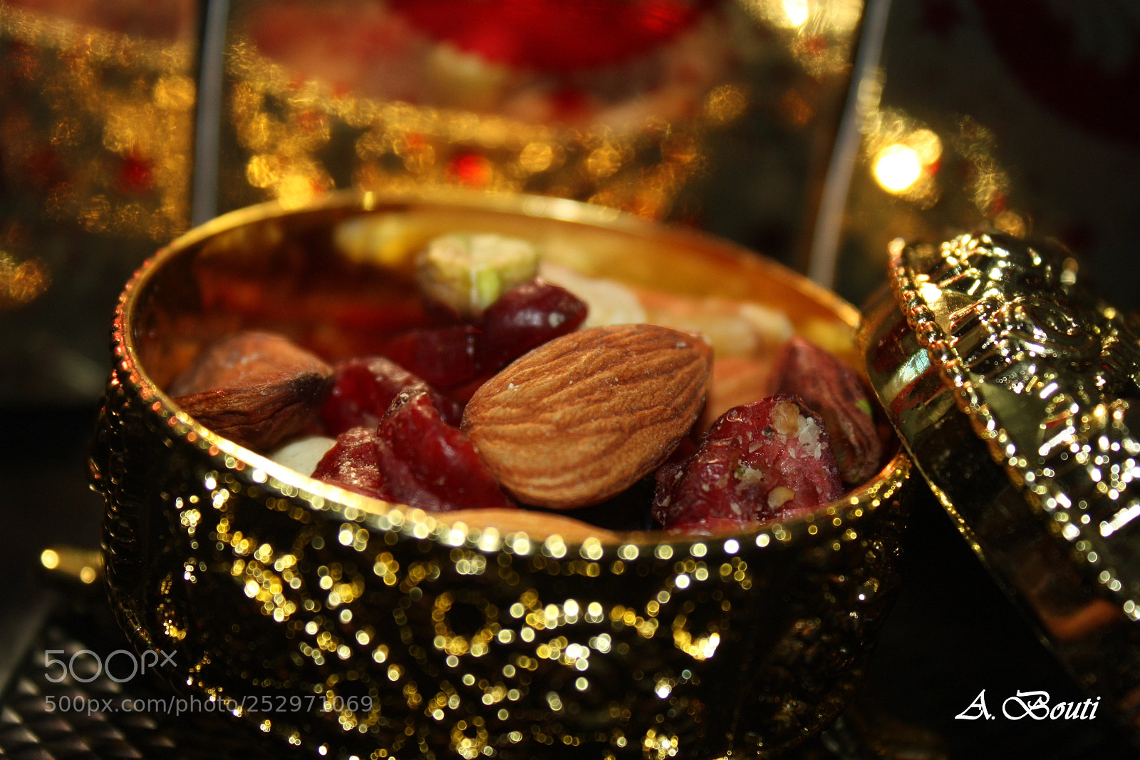 Canon EOS 450D (EOS Rebel XSi / EOS Kiss X2) sample photo. Nuts golden box photography