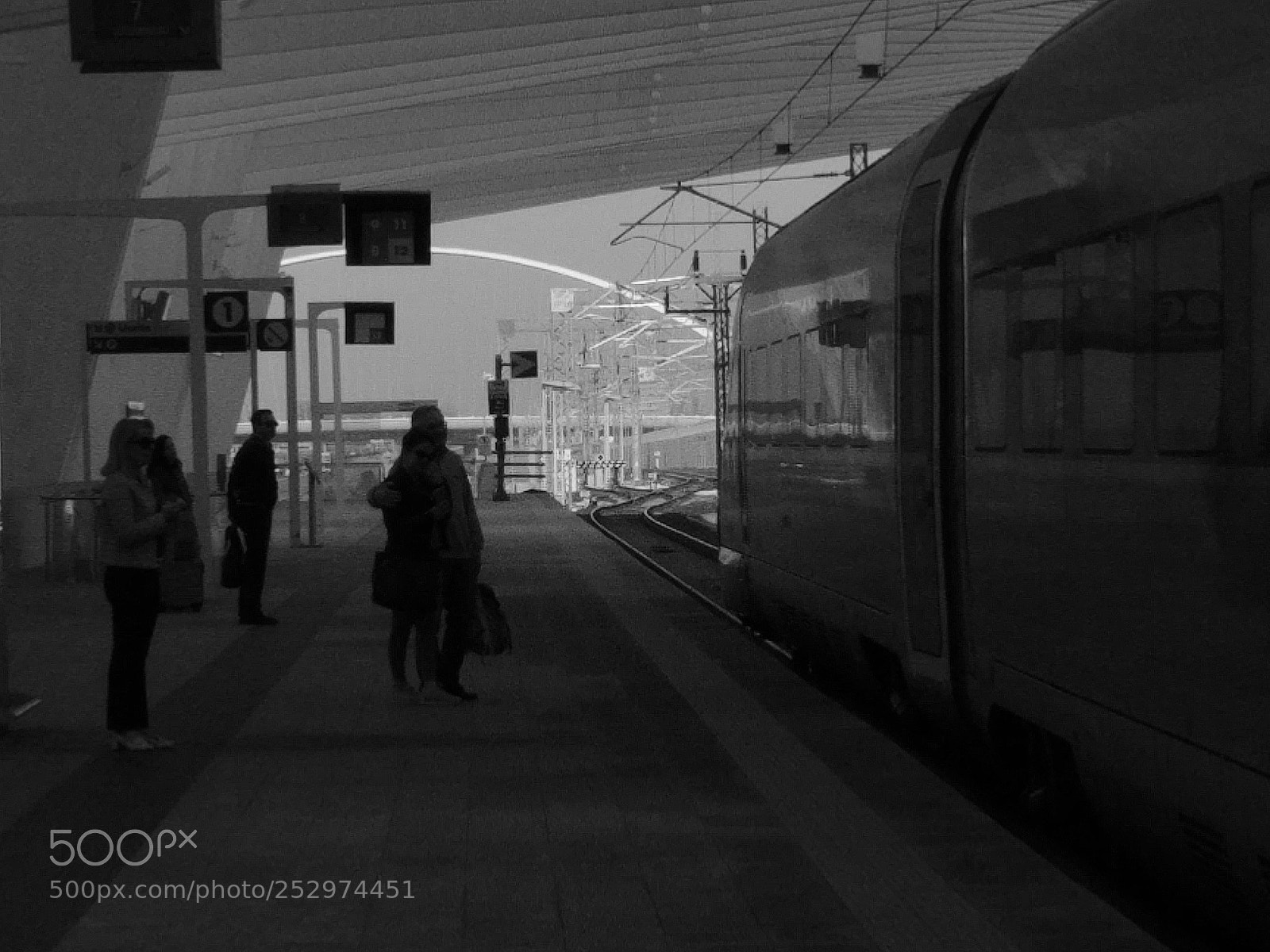 LG G6 sample photo. Waitin' train photography