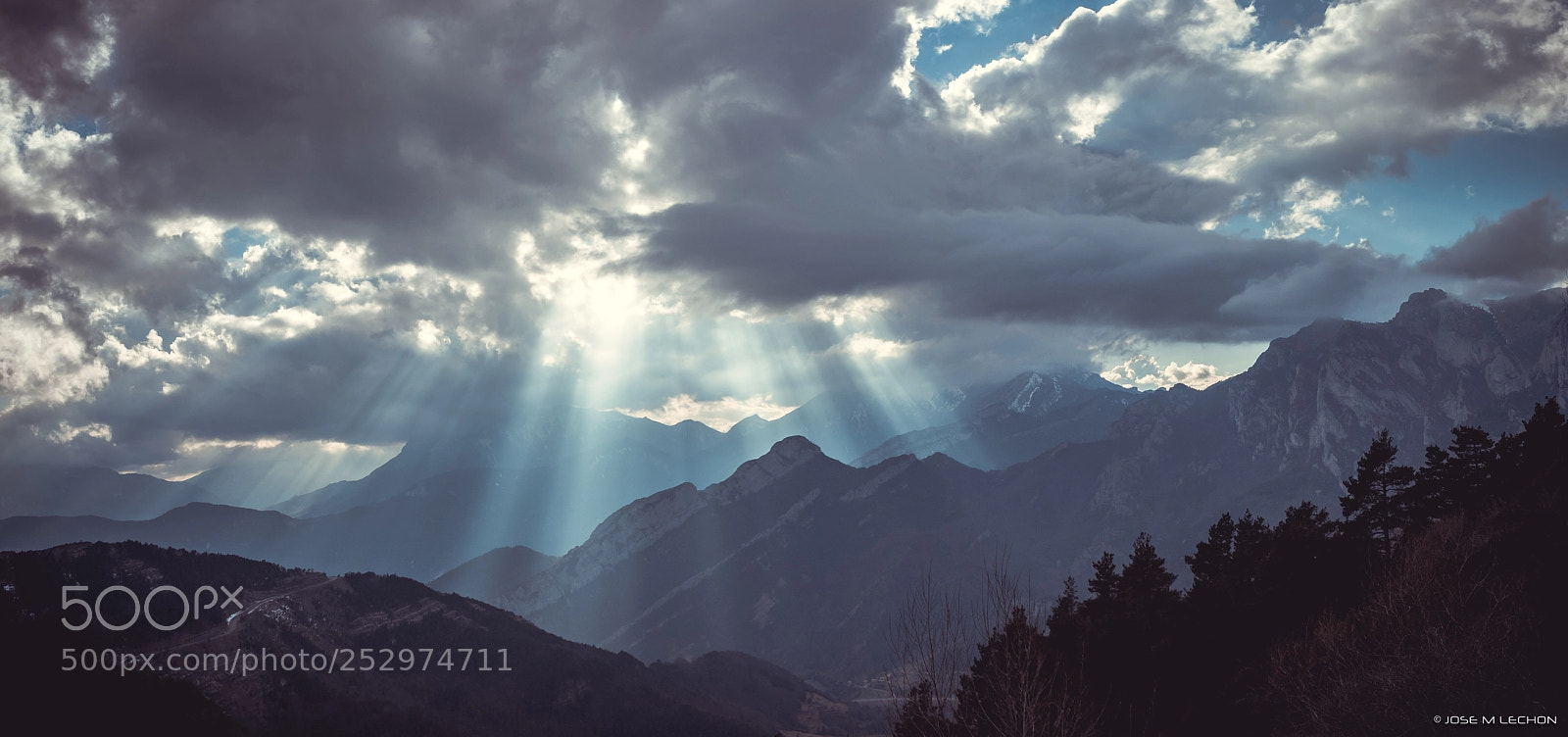 Canon EOS 600D (Rebel EOS T3i / EOS Kiss X5) sample photo. Clouds and light photography